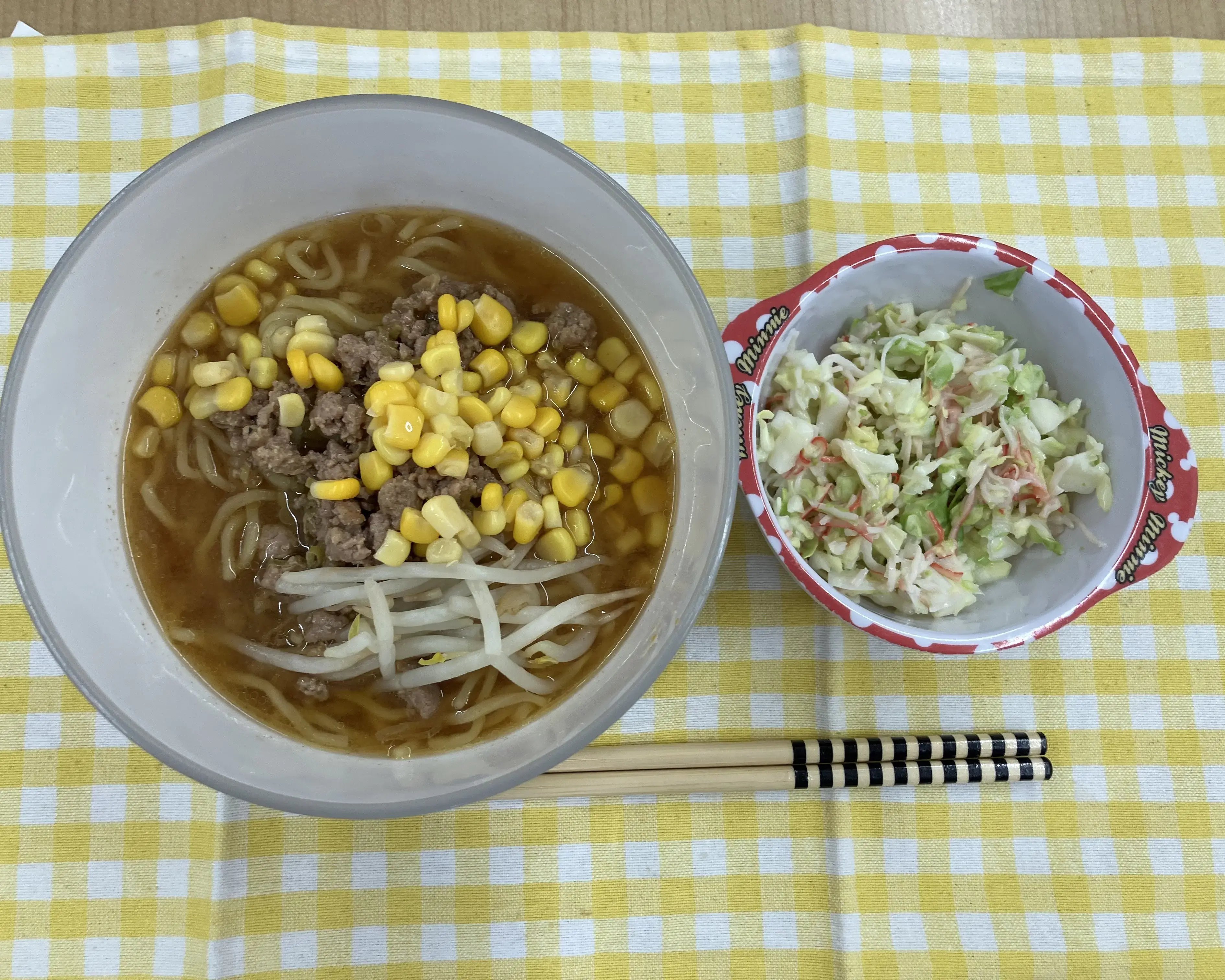 味噌ラーメンとコールスローサラダ