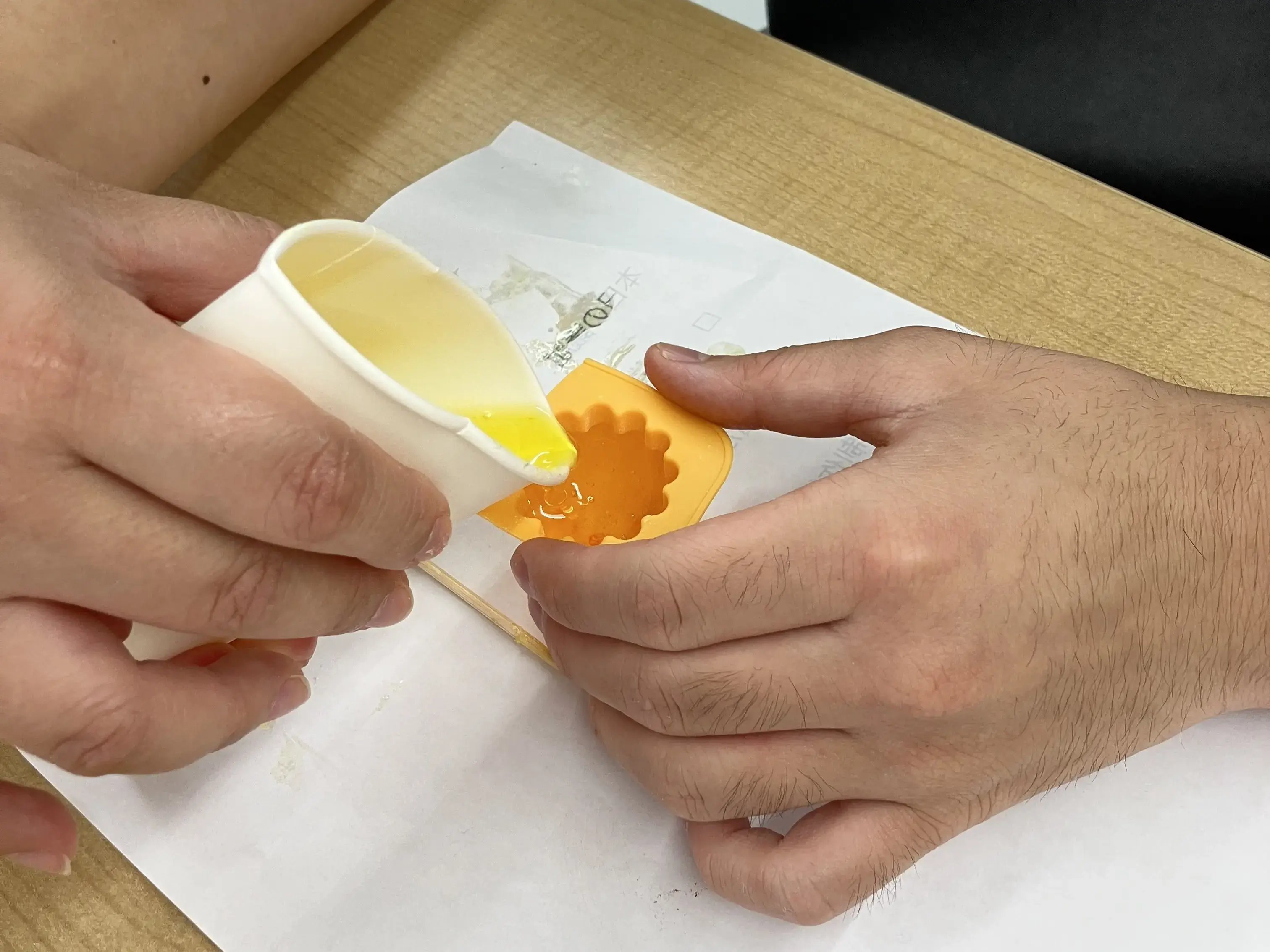 型に流し込む様子