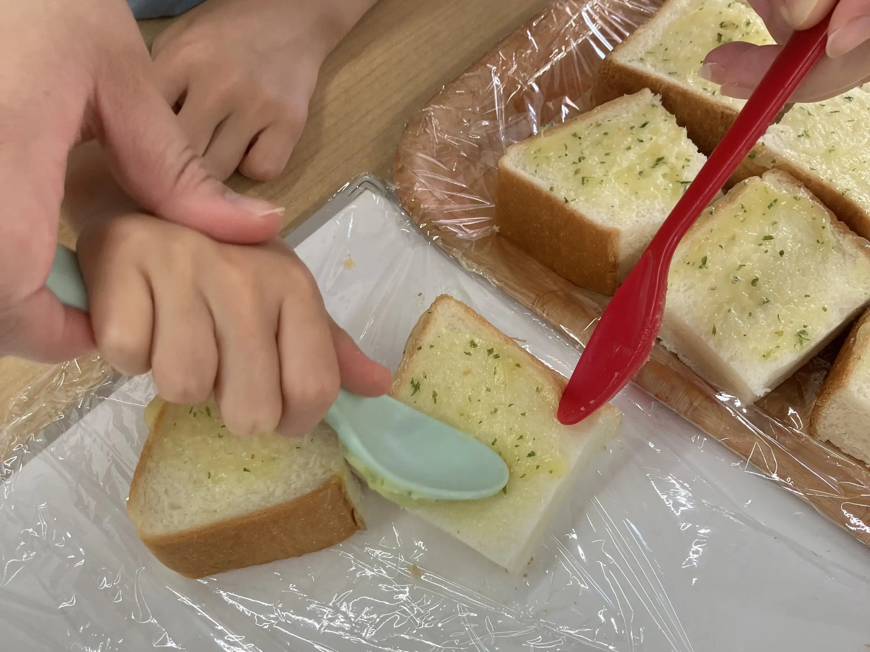 ガーリックトーストを作る様子