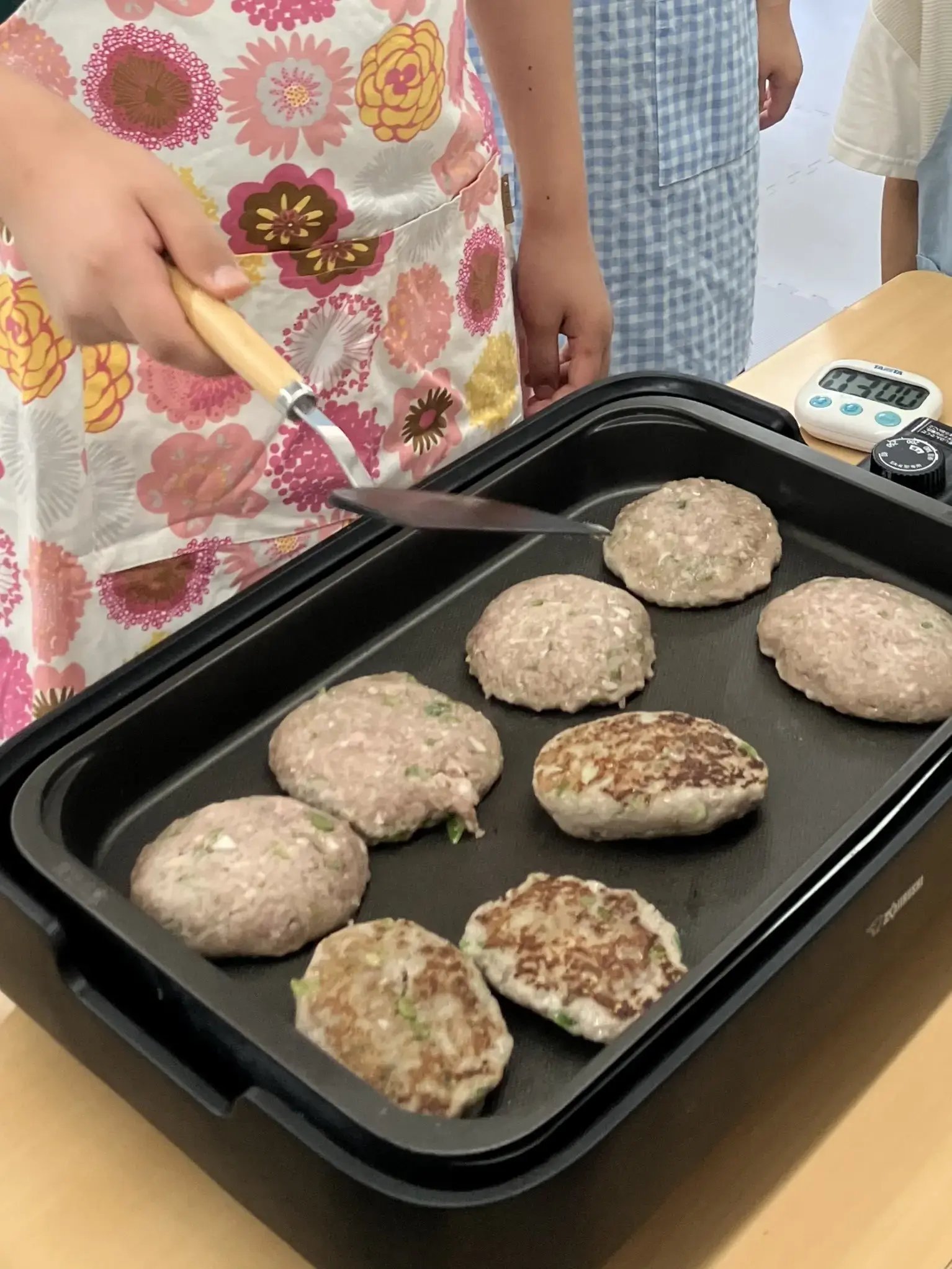 ハンバーグを焼いている様子