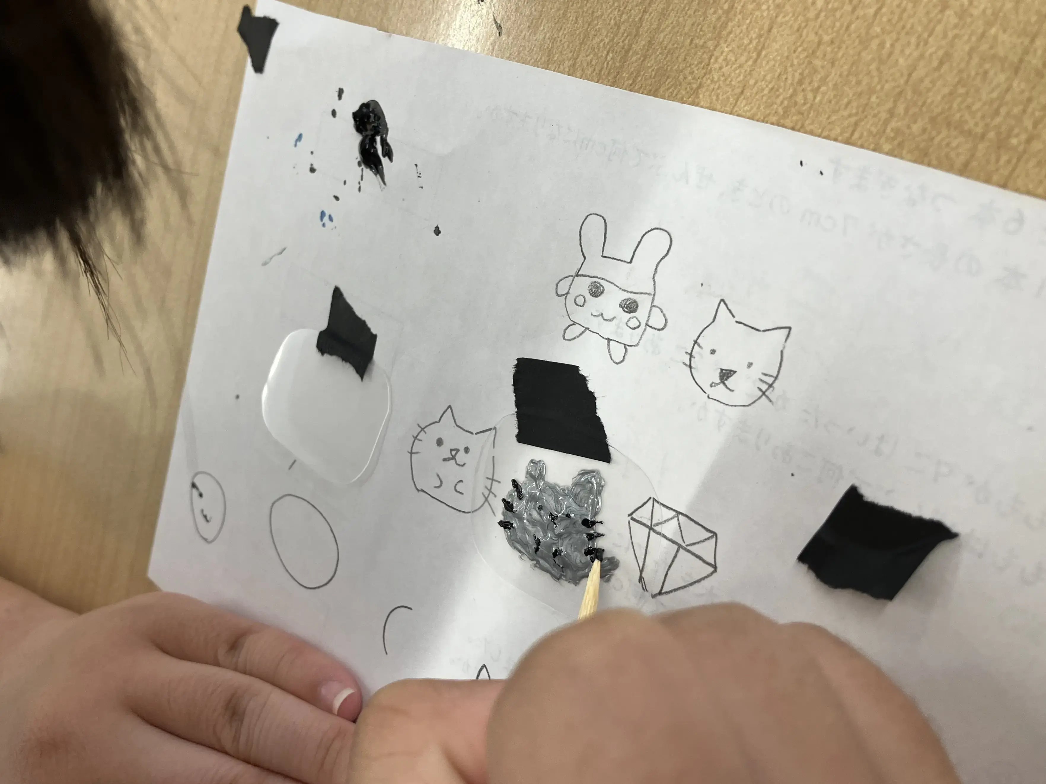 ペンで模様を描いている様子