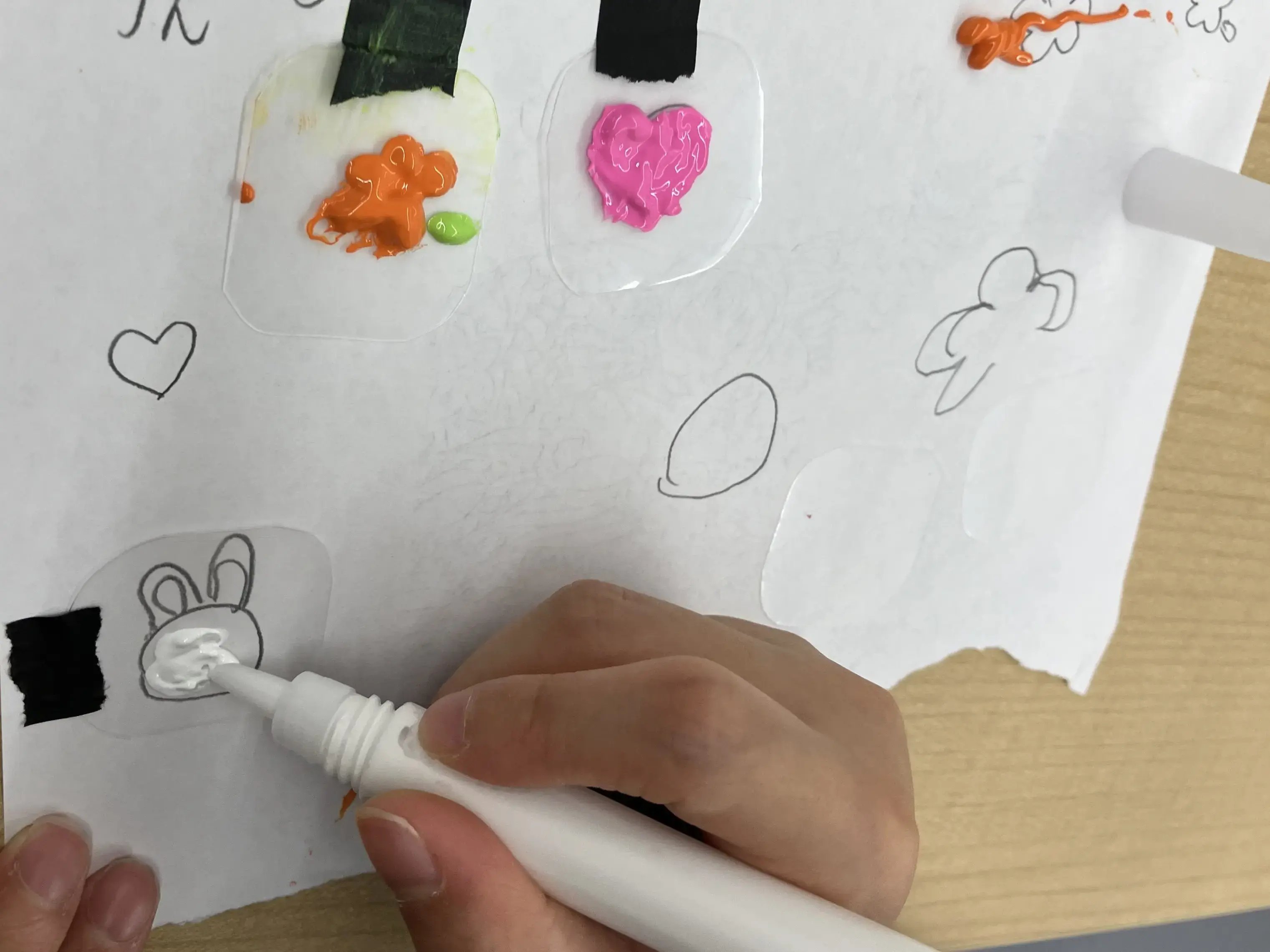 ペンで模様を描いている様子２