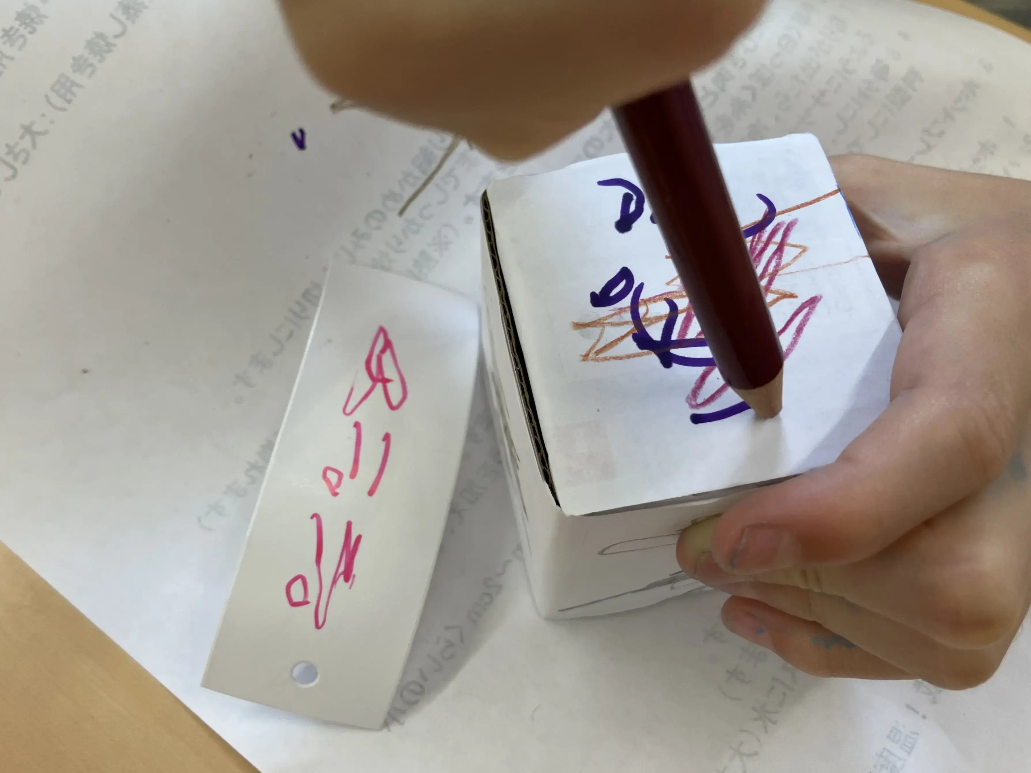 箱を飾り付けている様子