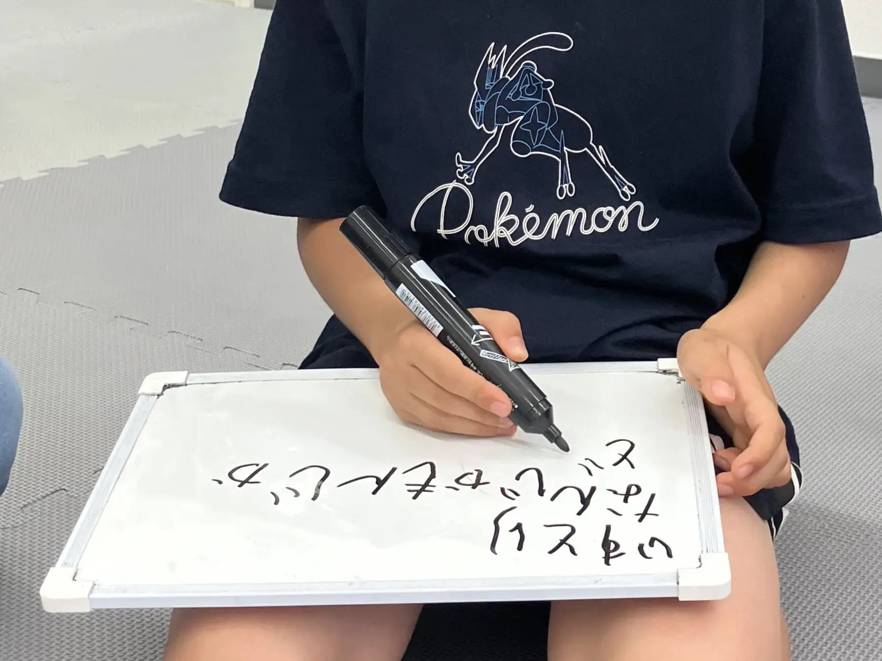 司会が字を書いている様子