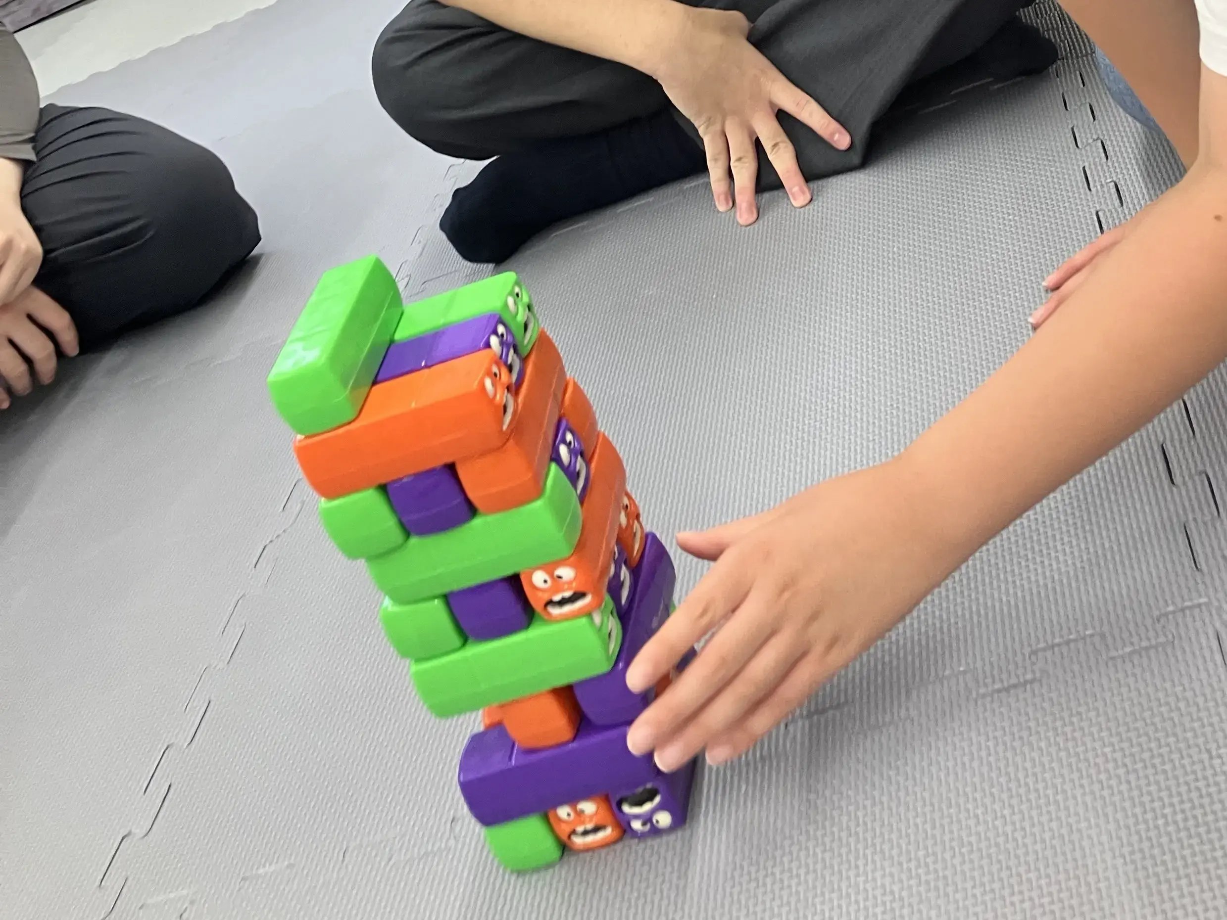イモムシジェンガで遊んでいる様子