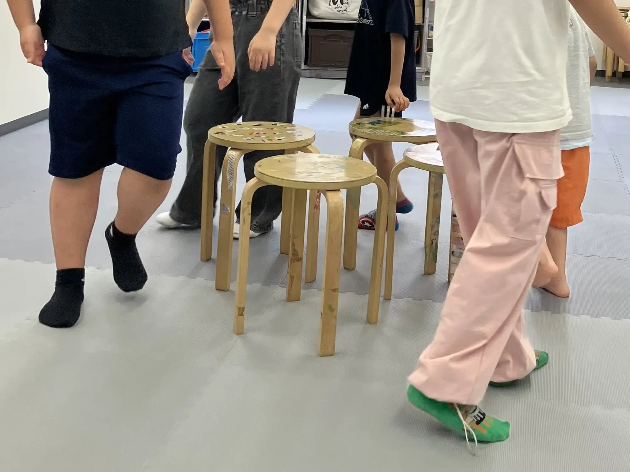 椅子取りゲームで遊んでいる様子