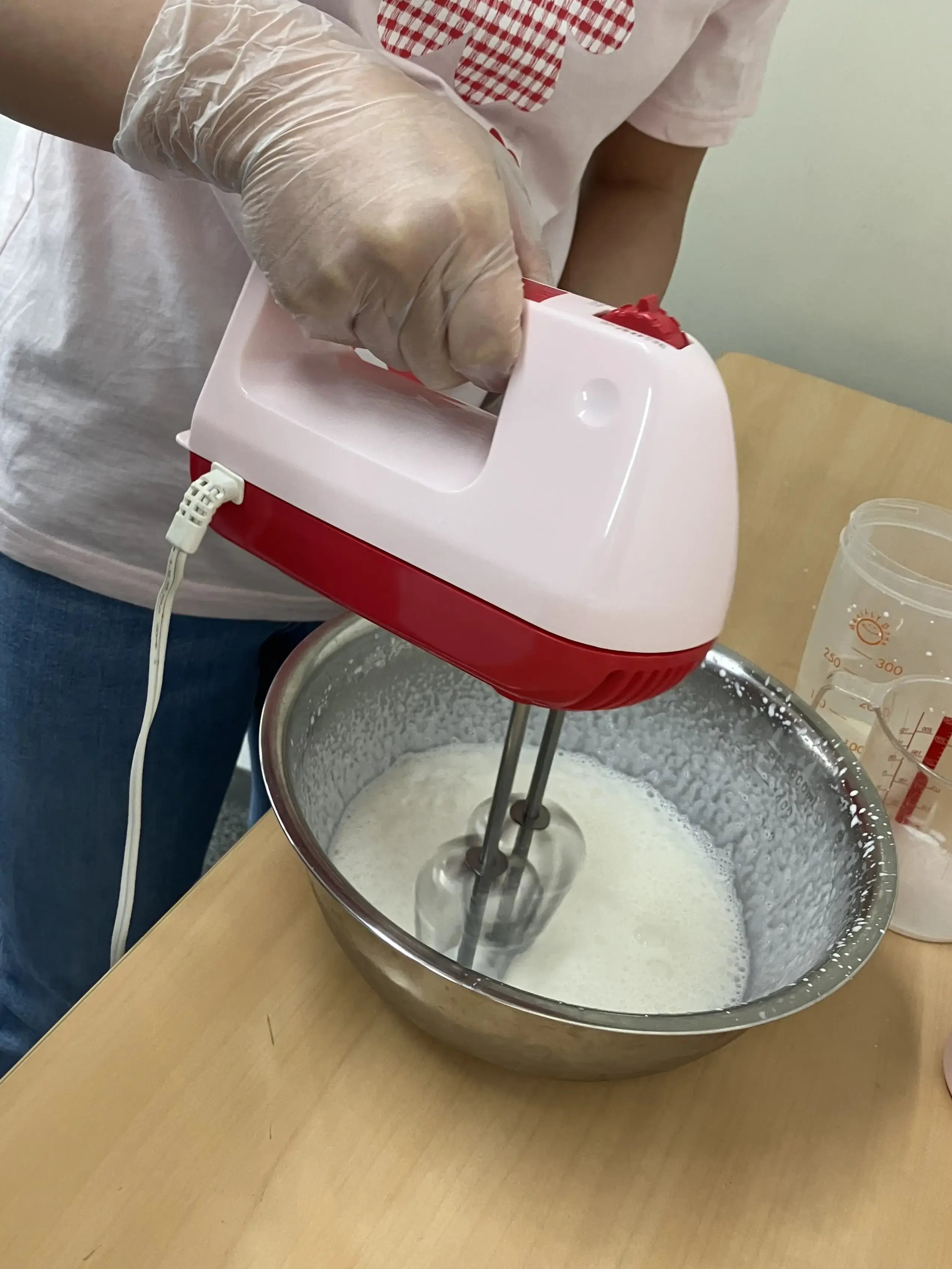 ハンドミキサーを使っている様子