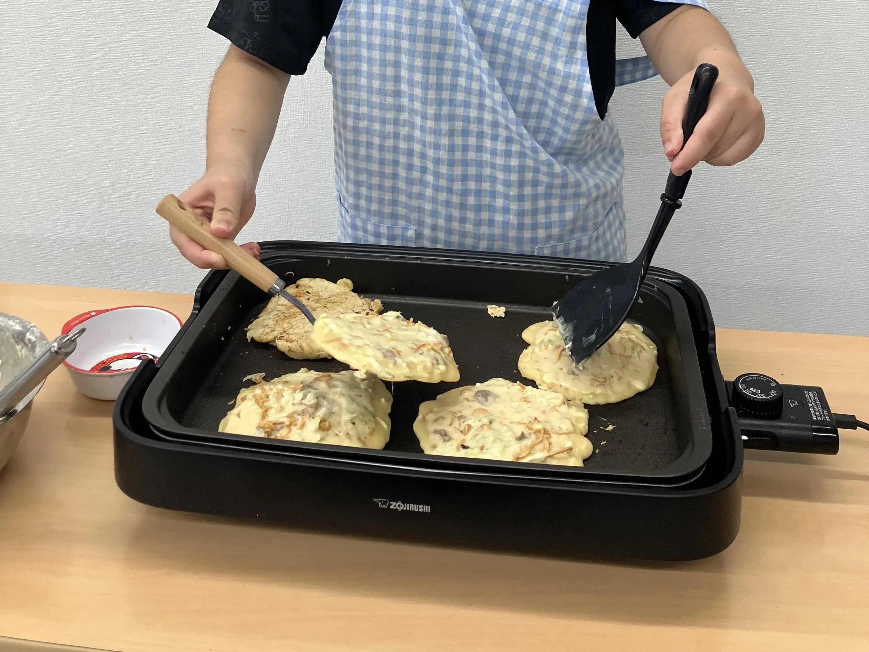 お好み焼きを焼いている様子