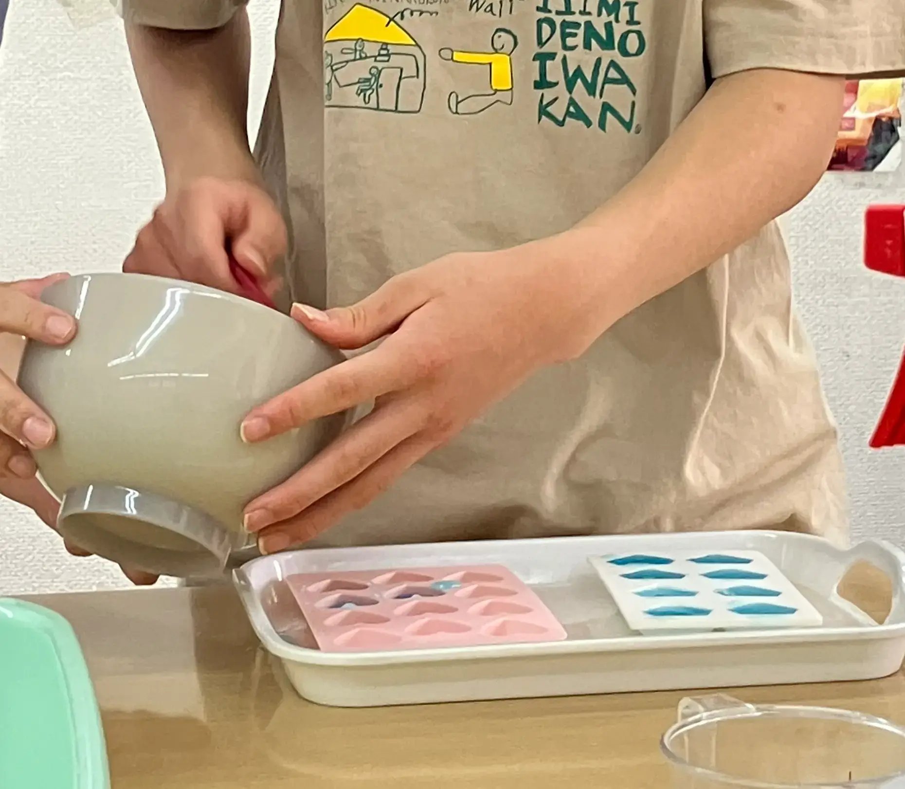 ゼリー液を型に流し入れている様子①