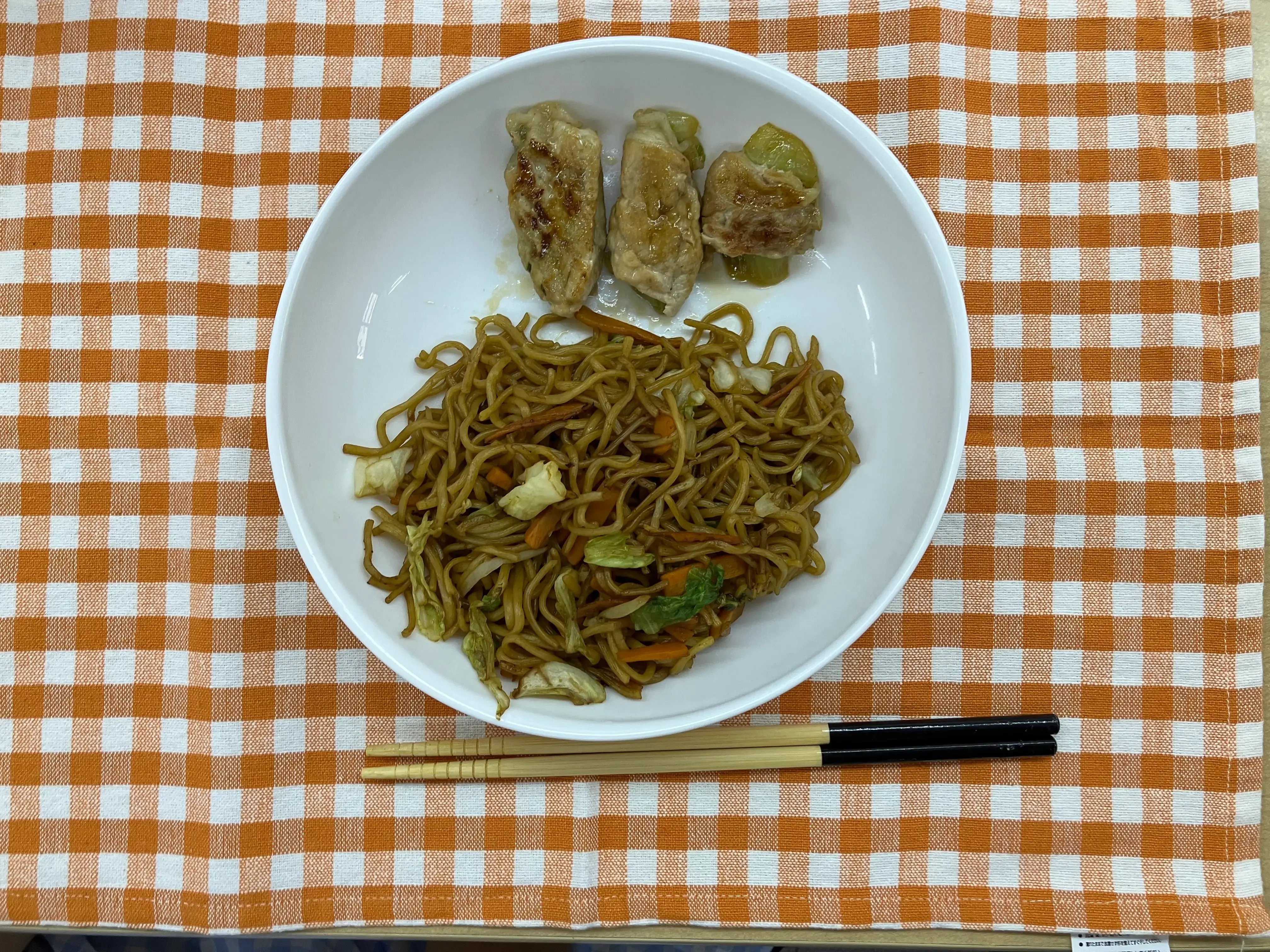 焼きそばと、肉巻きレタス