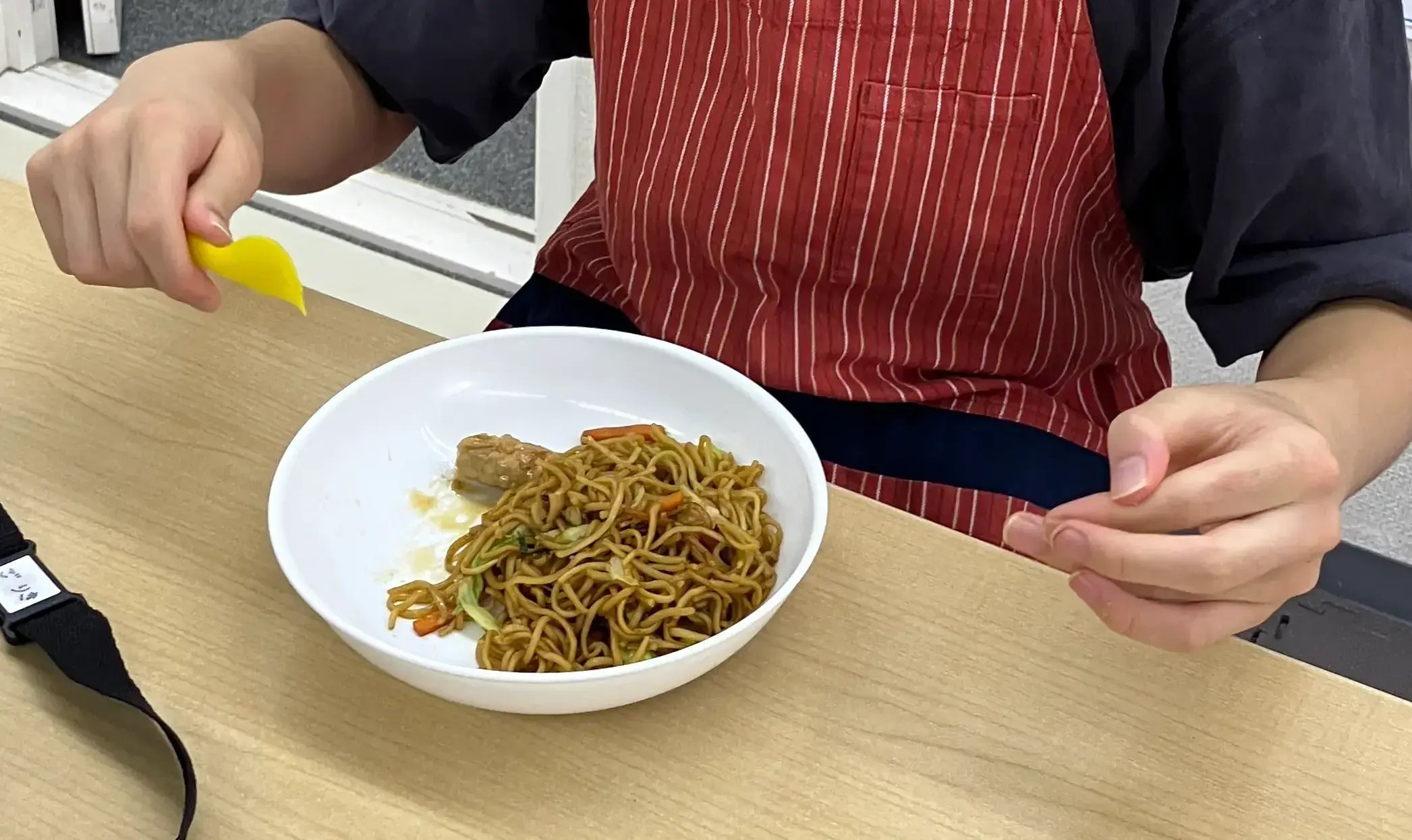 利用者が焼きそばを食べている様子