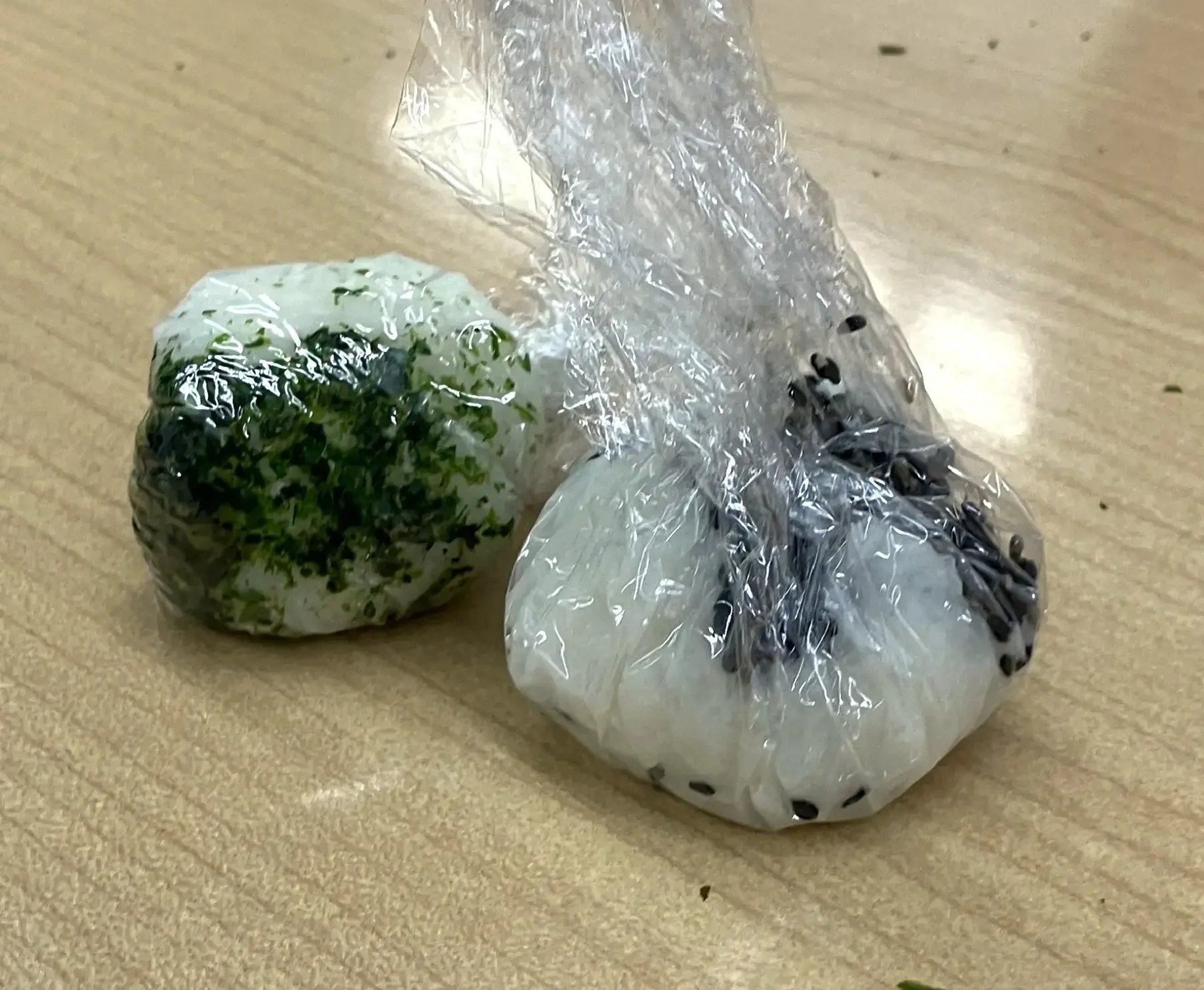 ごま塩と青のりのおにぎり風おはぎ