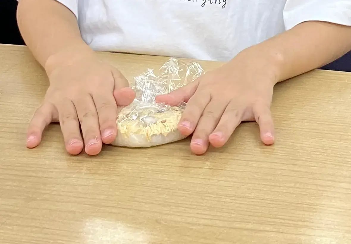 ラップに包んでおはぎを作っている様子