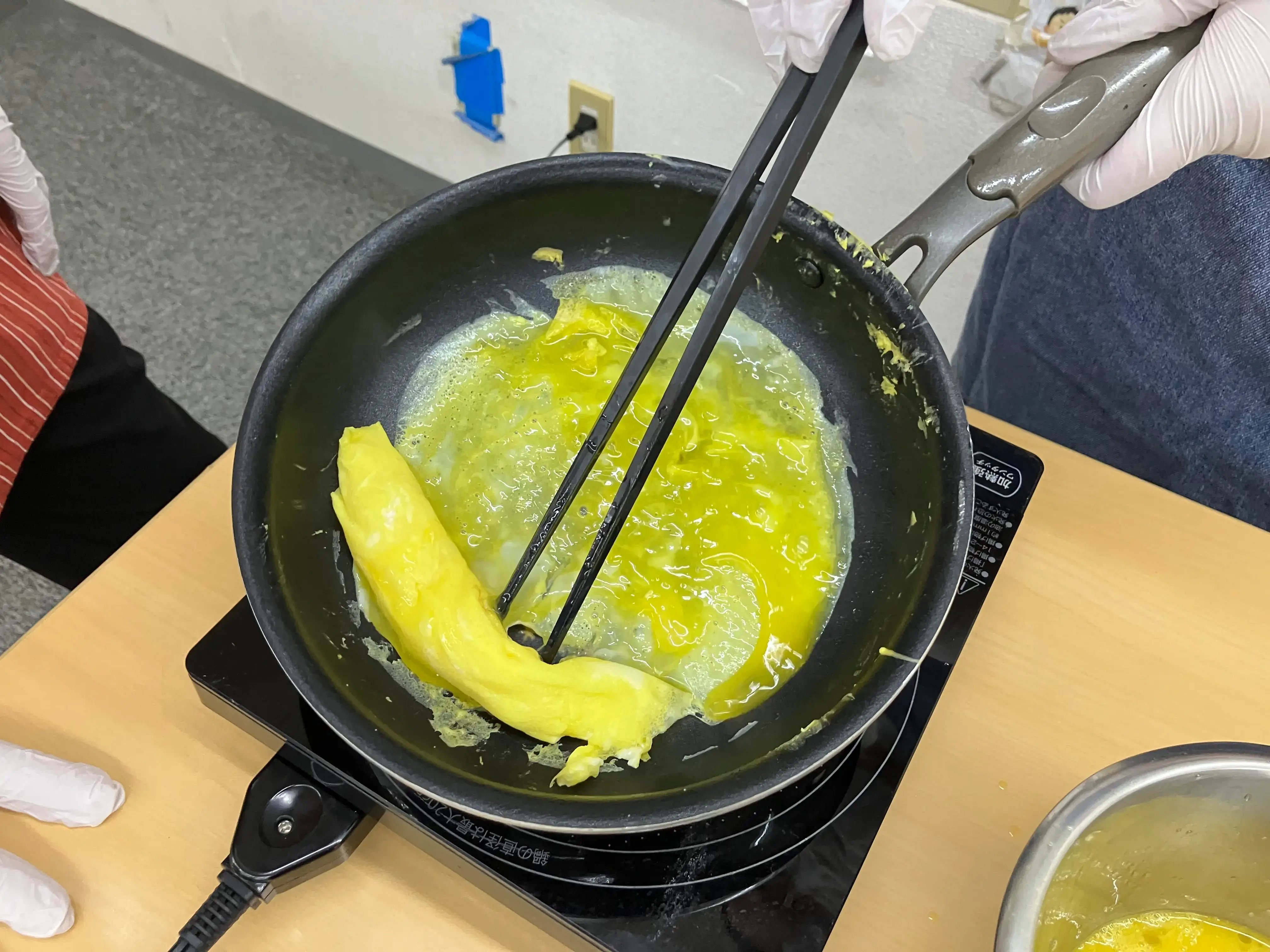 卵焼きを作っている様子
