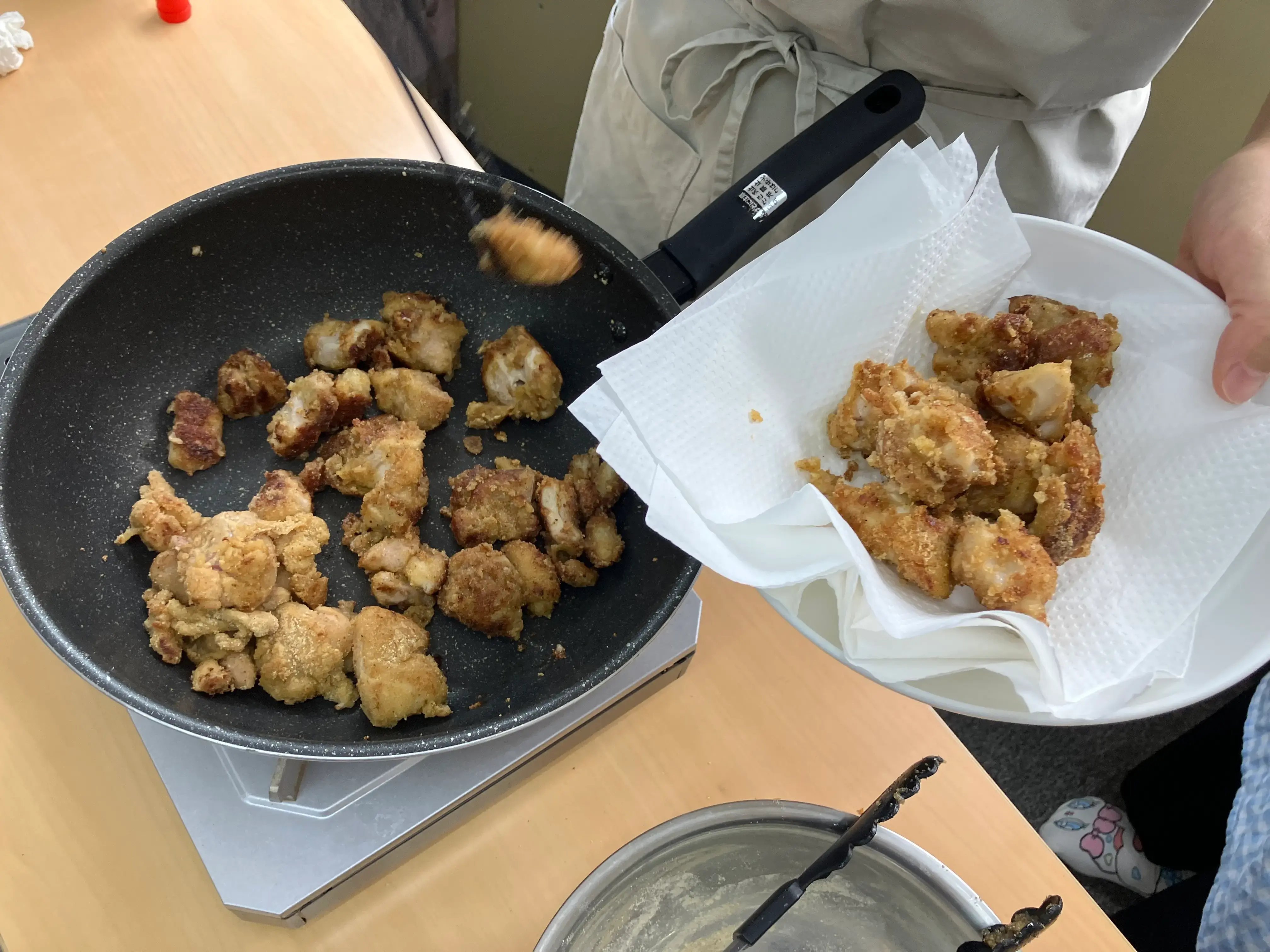 から揚げを作っている様子