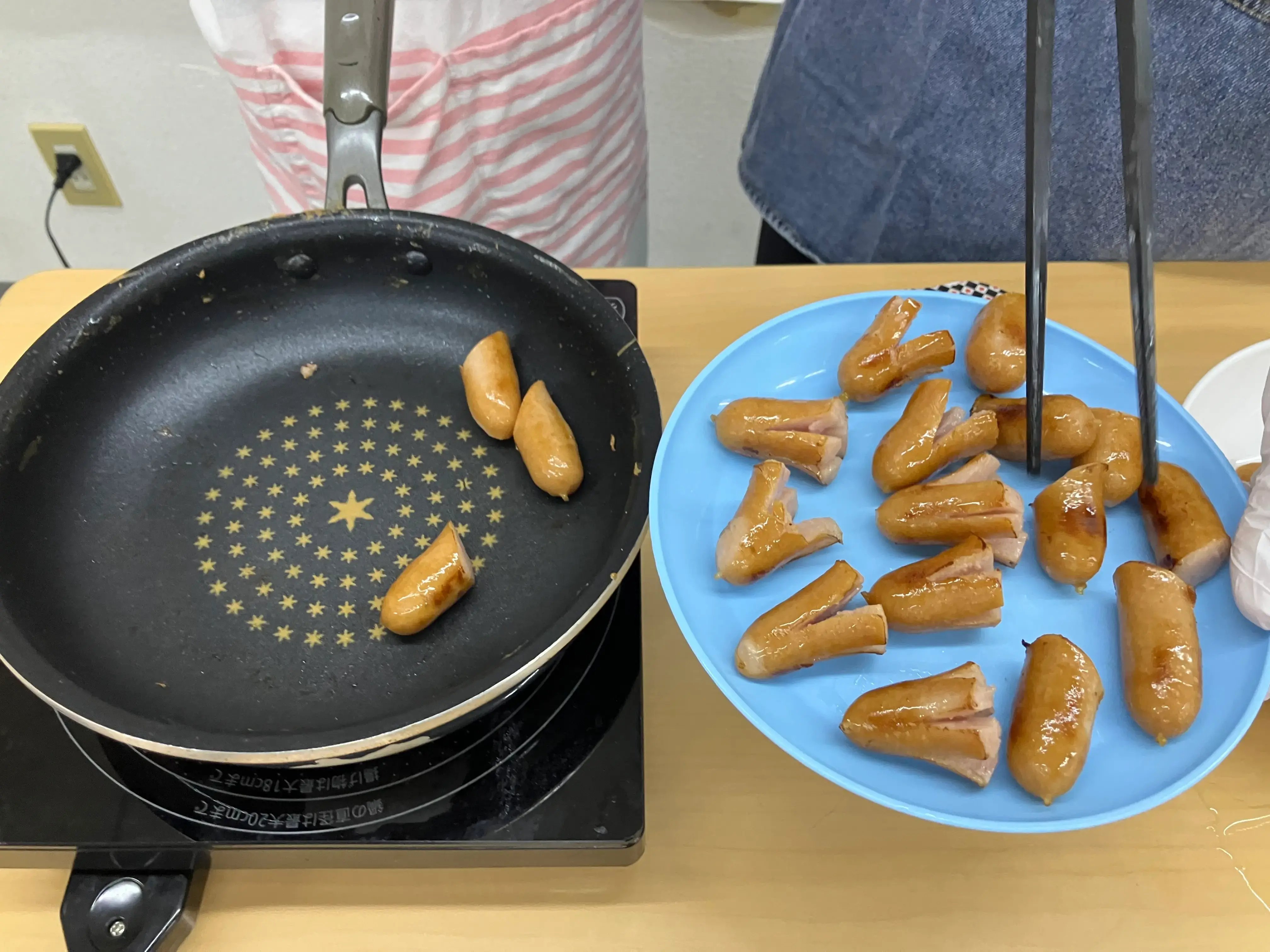 ウインナーを炒めている様子