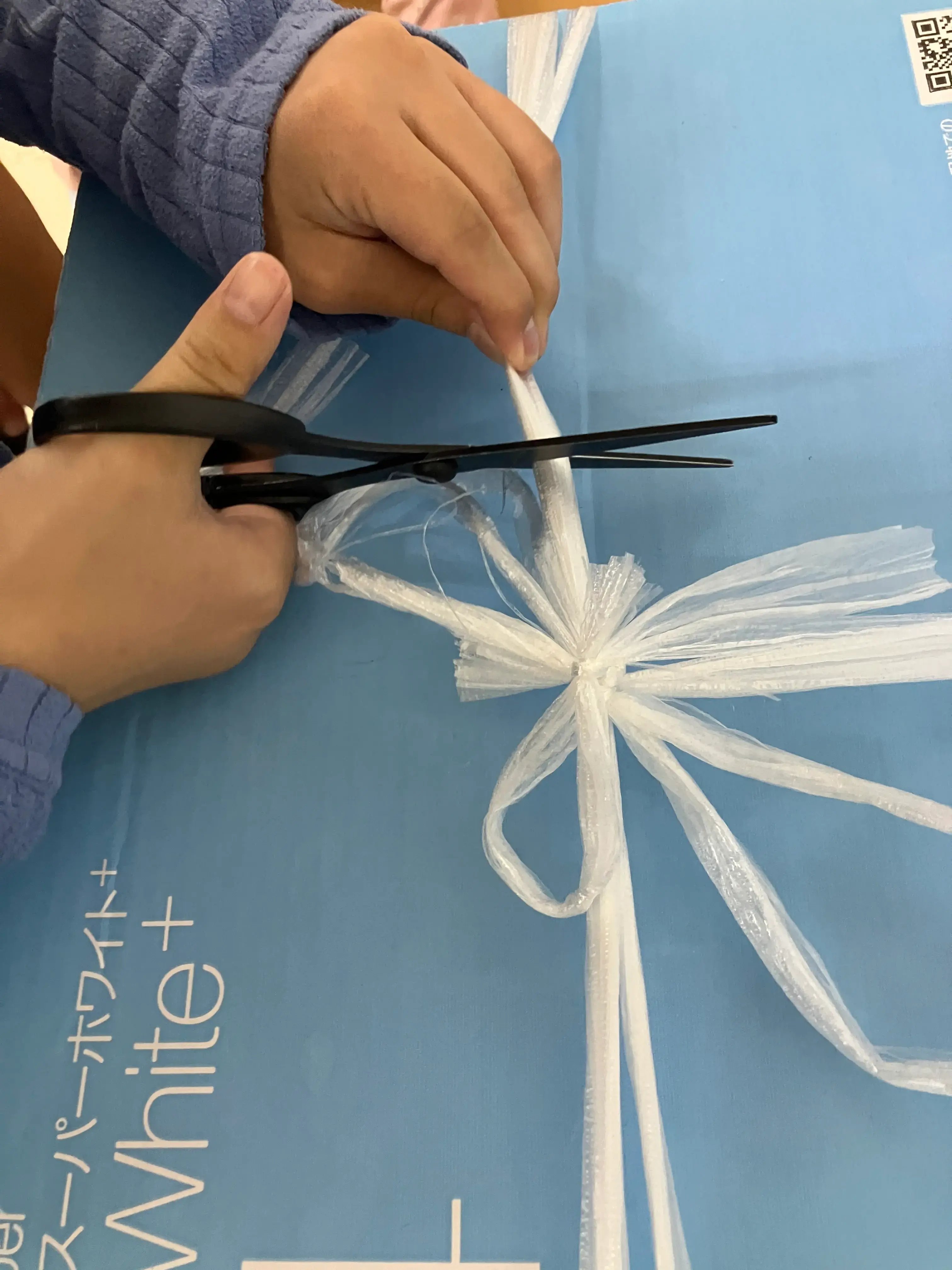 おやつの箱を開けている様子