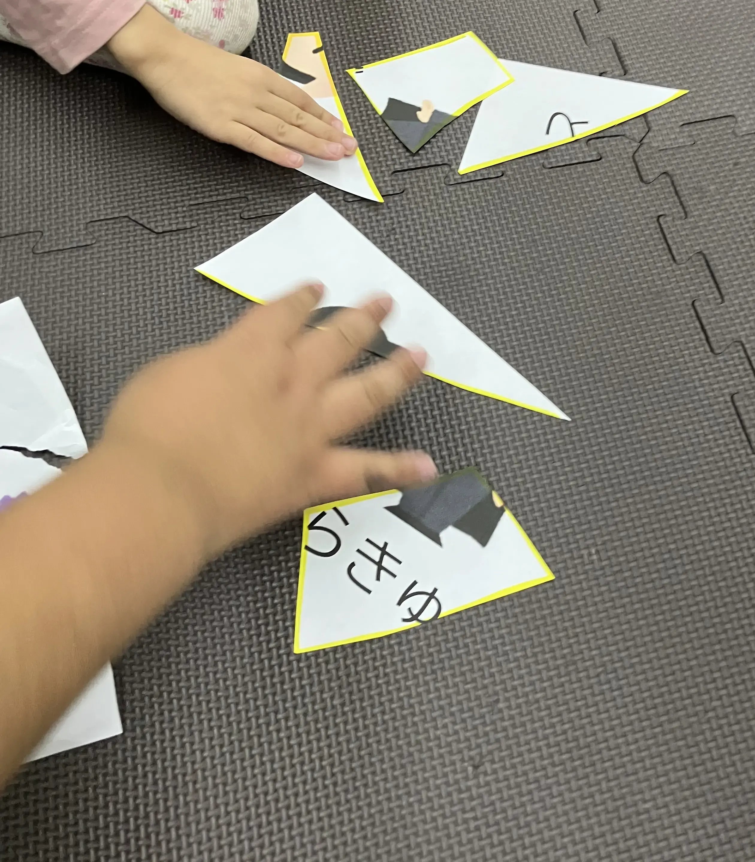 皆で協力して謎解きしている様子①