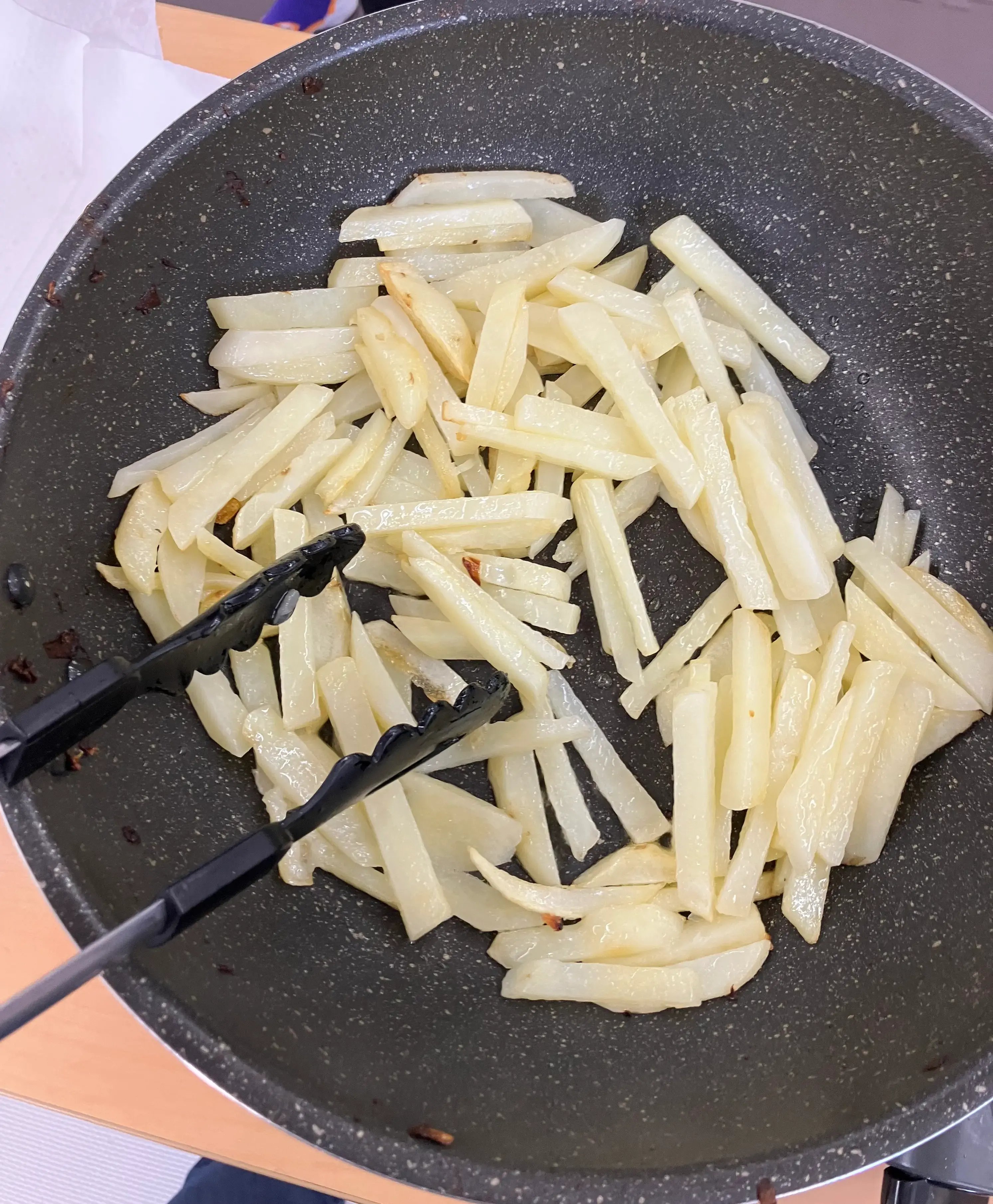 じゃがいもを揚げ焼きしている様子①