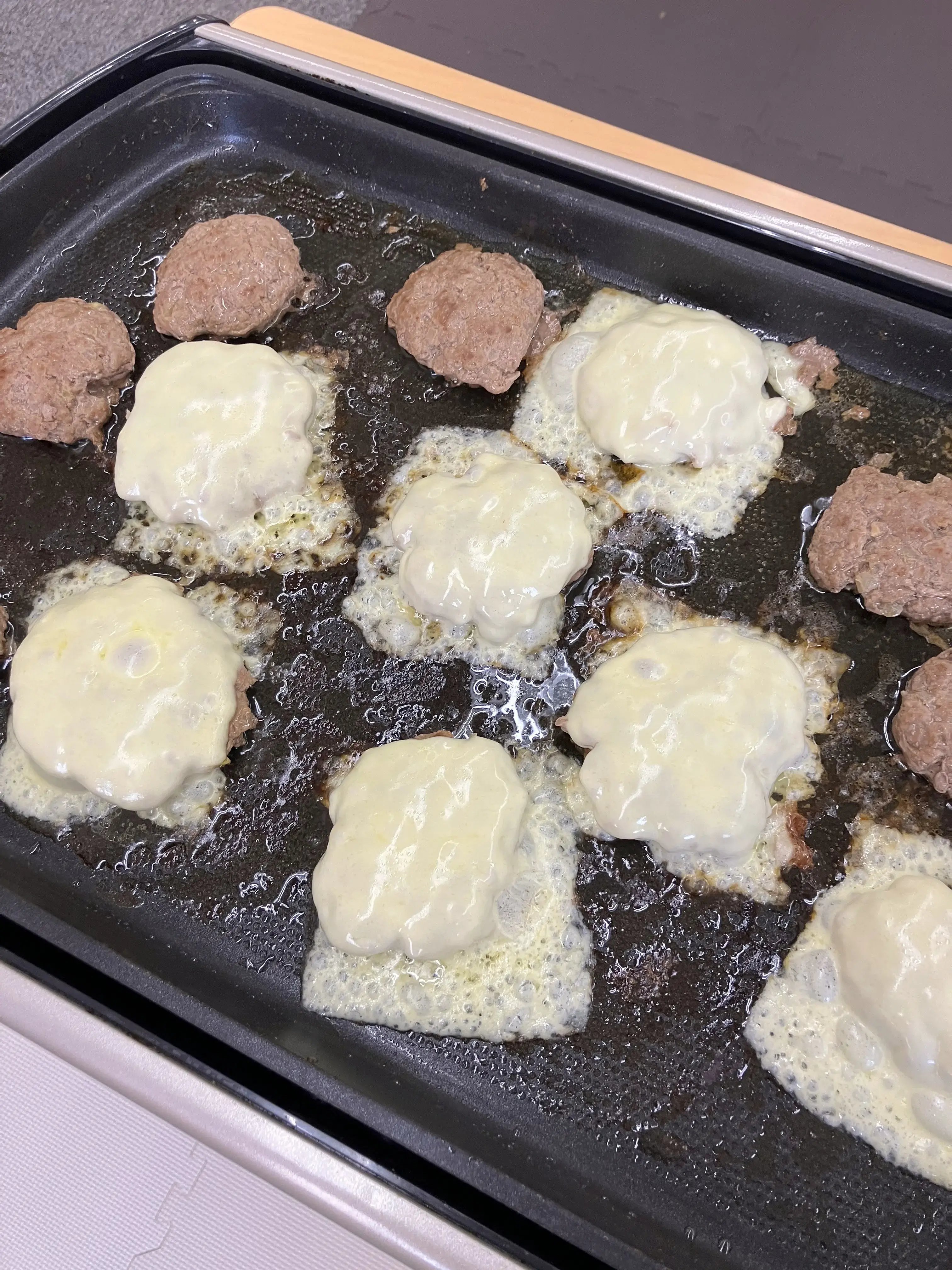 チーズを乗せたハンバーグ