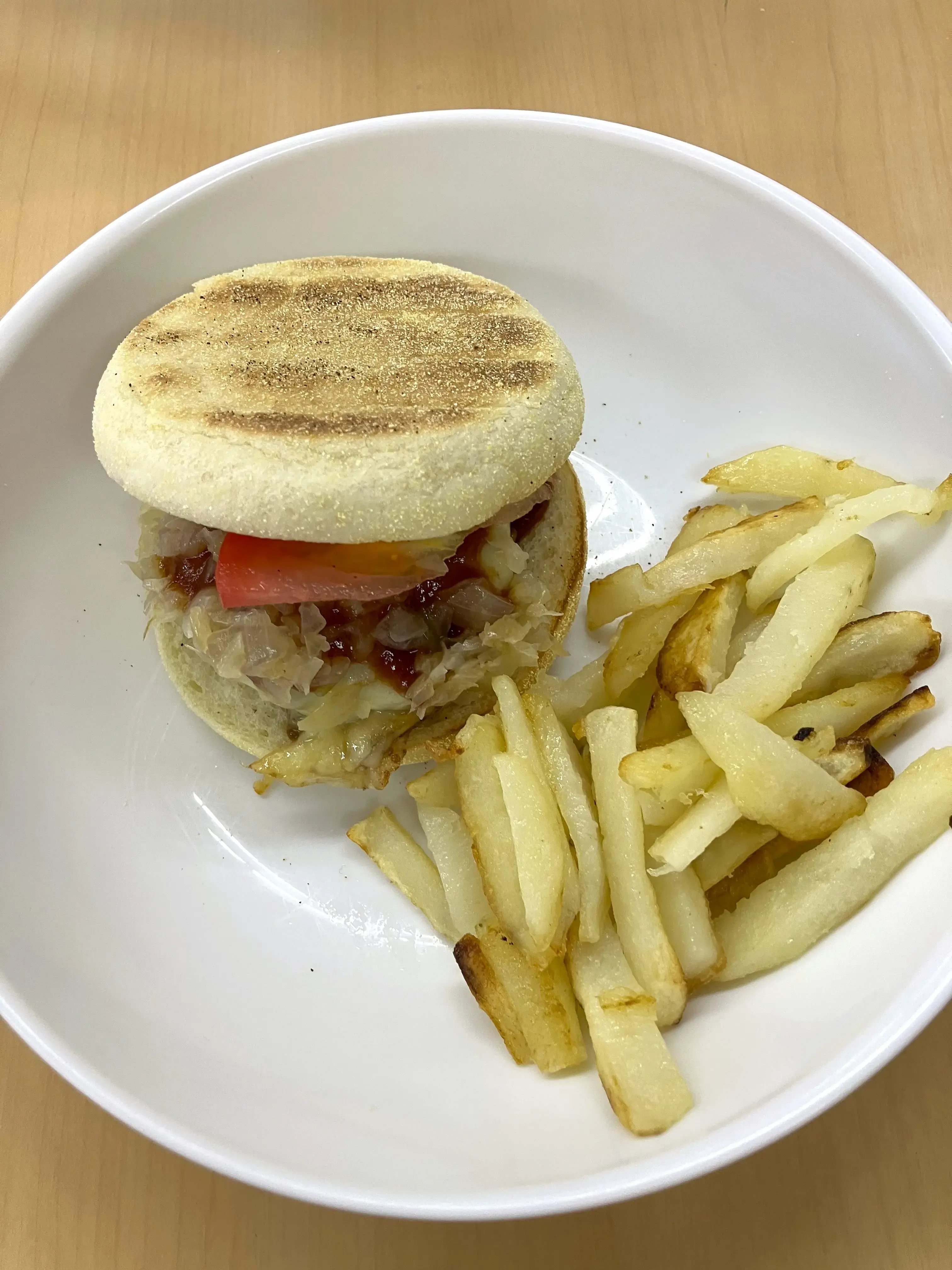 ハンバーガーとポテトを盛り付けした様子