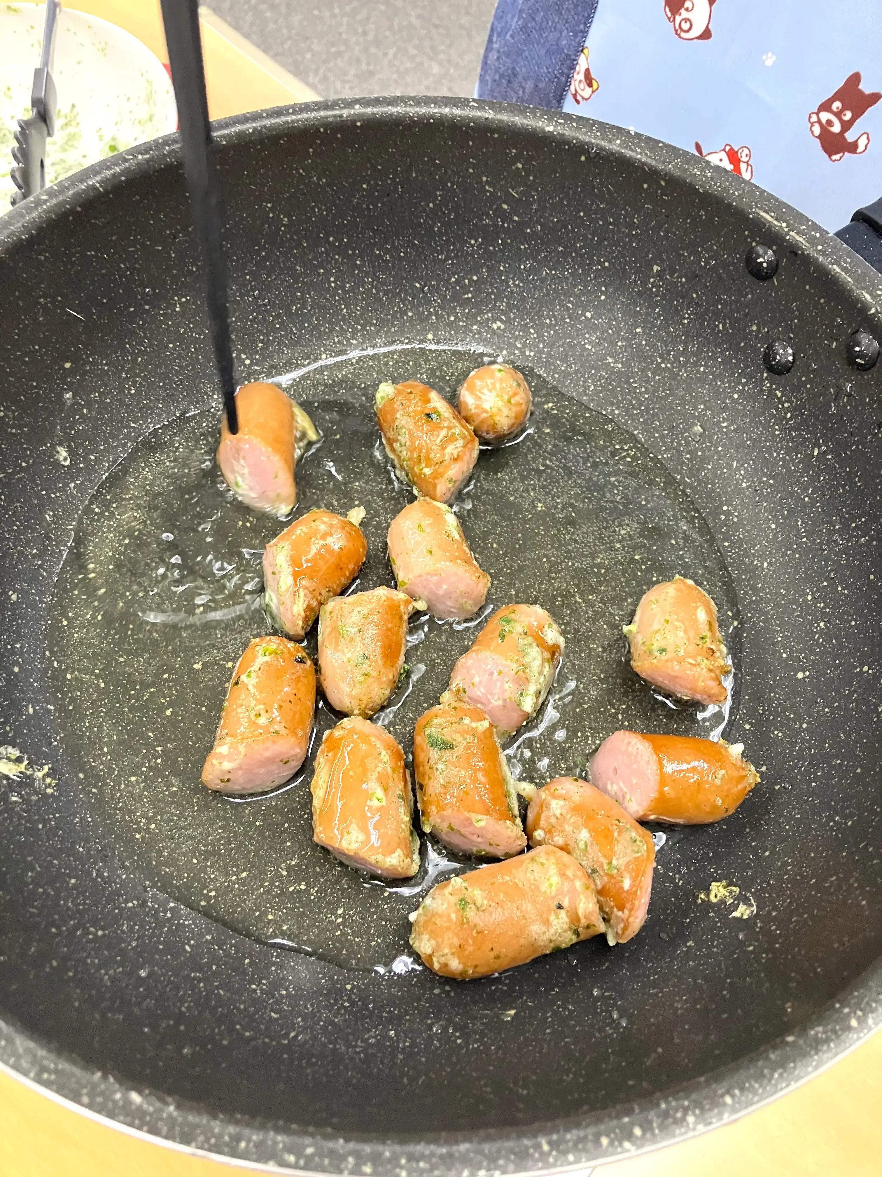 ウインナーの磯辺揚げを作っている様子