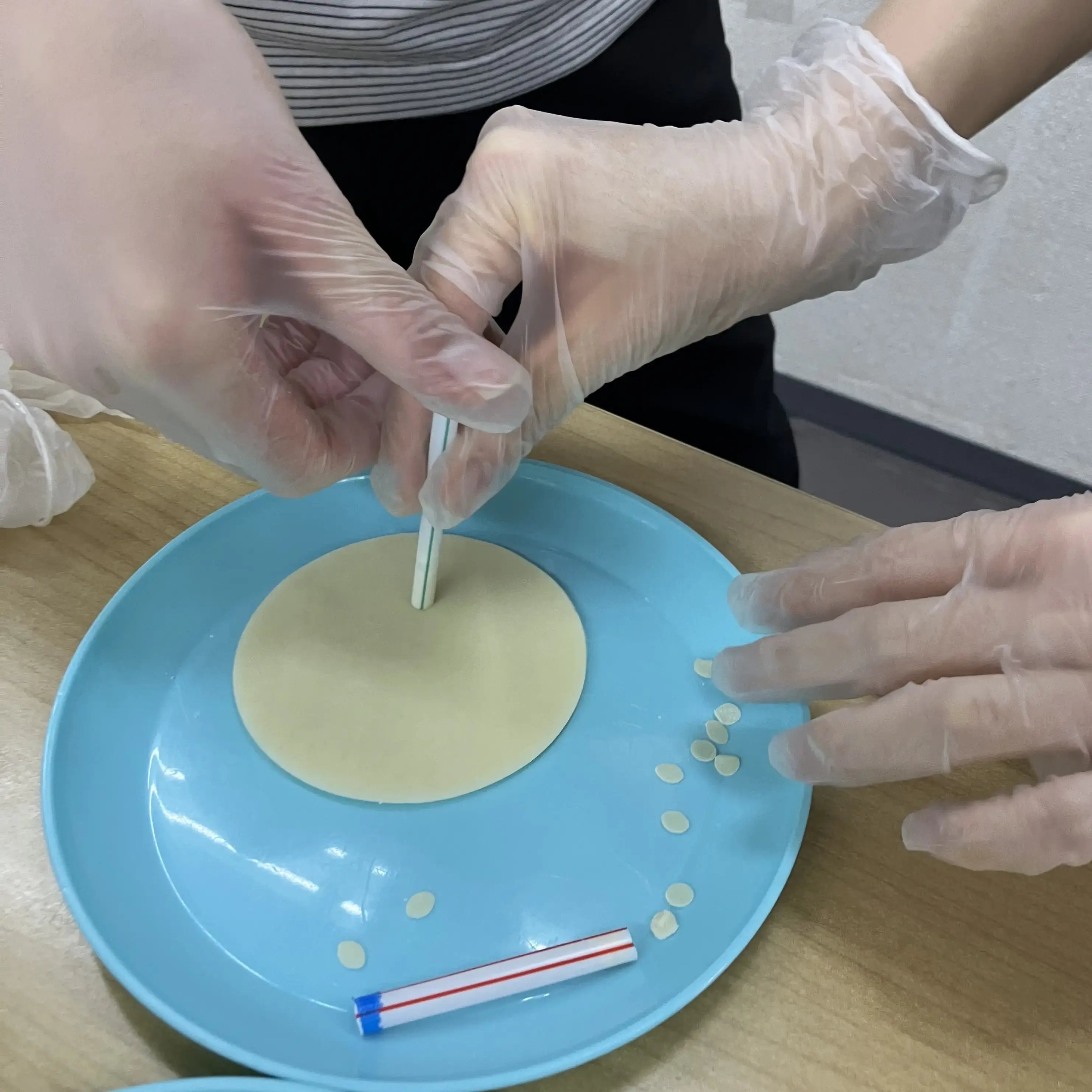 餃子の皮に穴を開けている様子