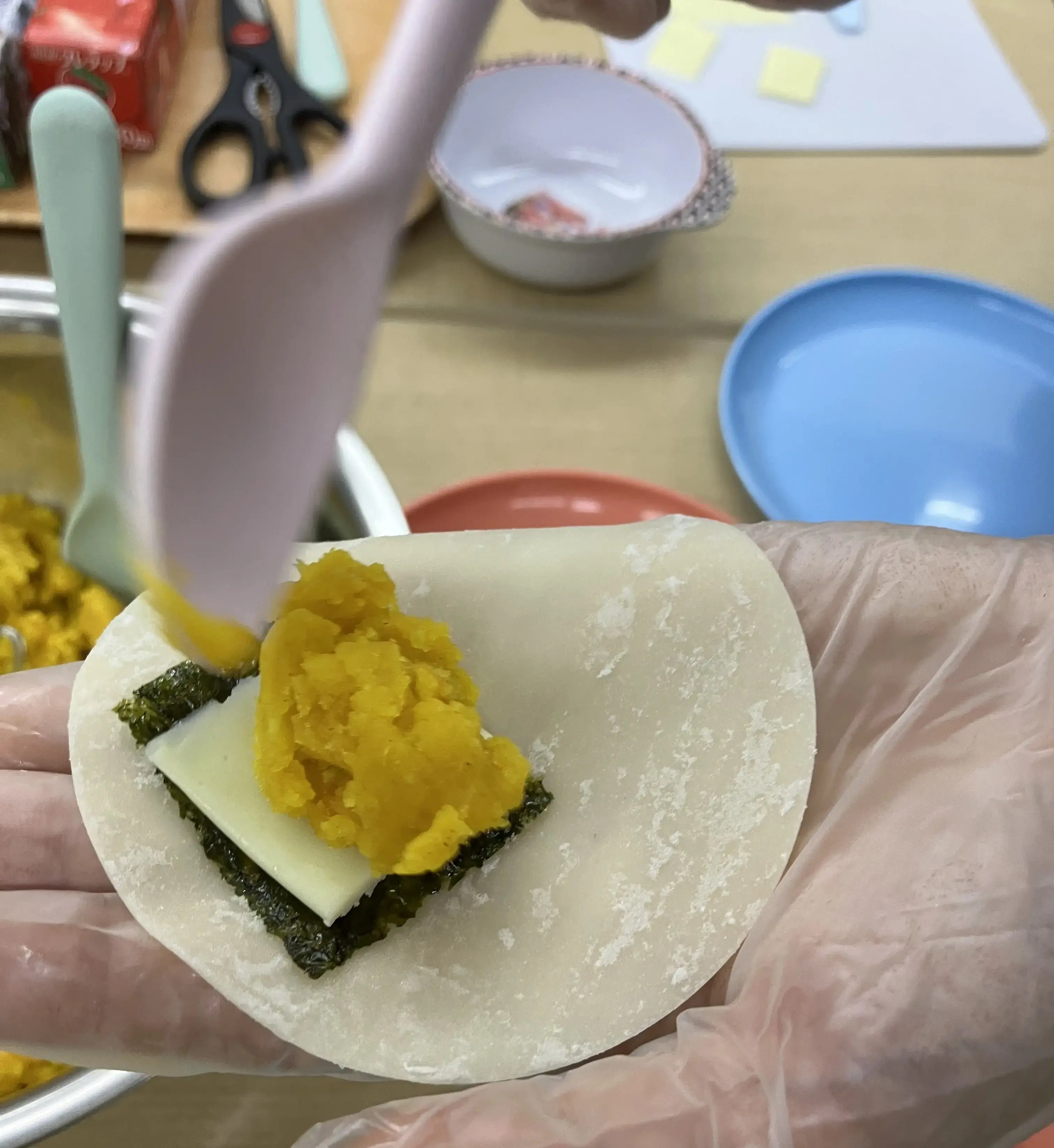 餃子の皮に具をのせている様子