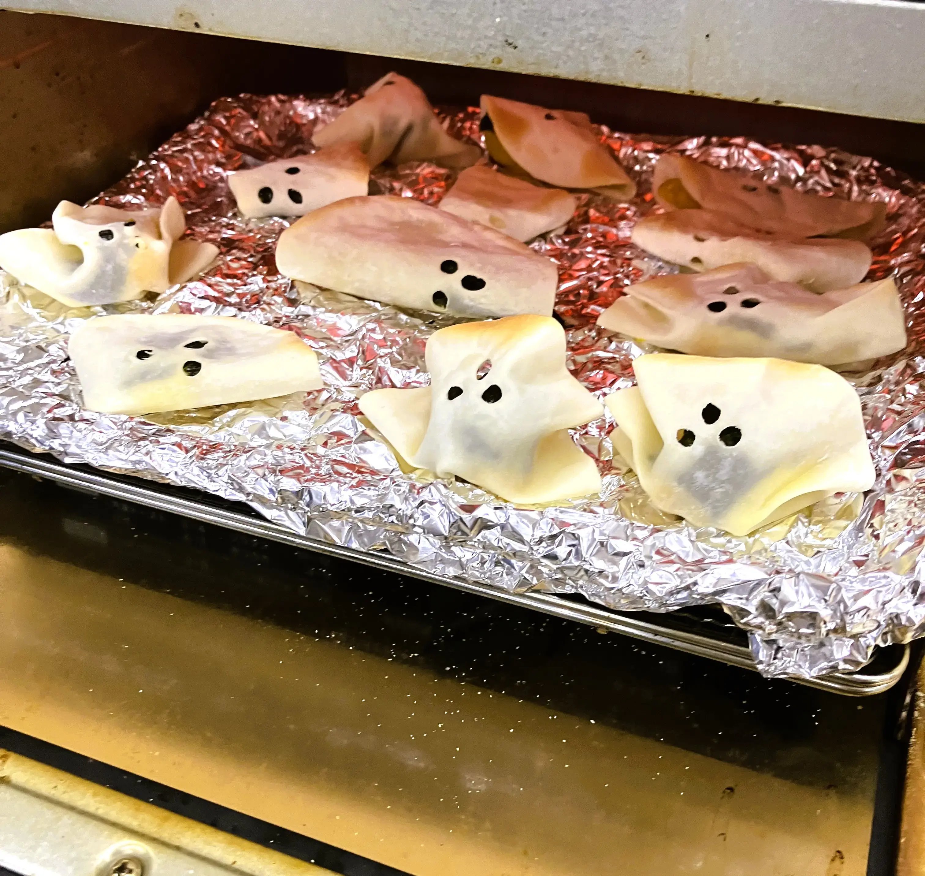 オーブンでおばけ餃子を焼いている様子
