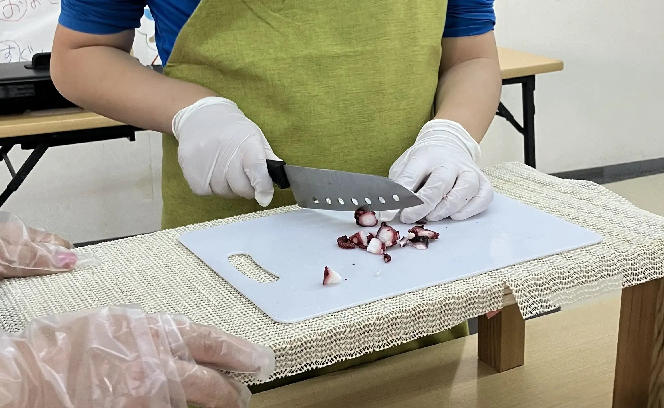 タコを切っている様子