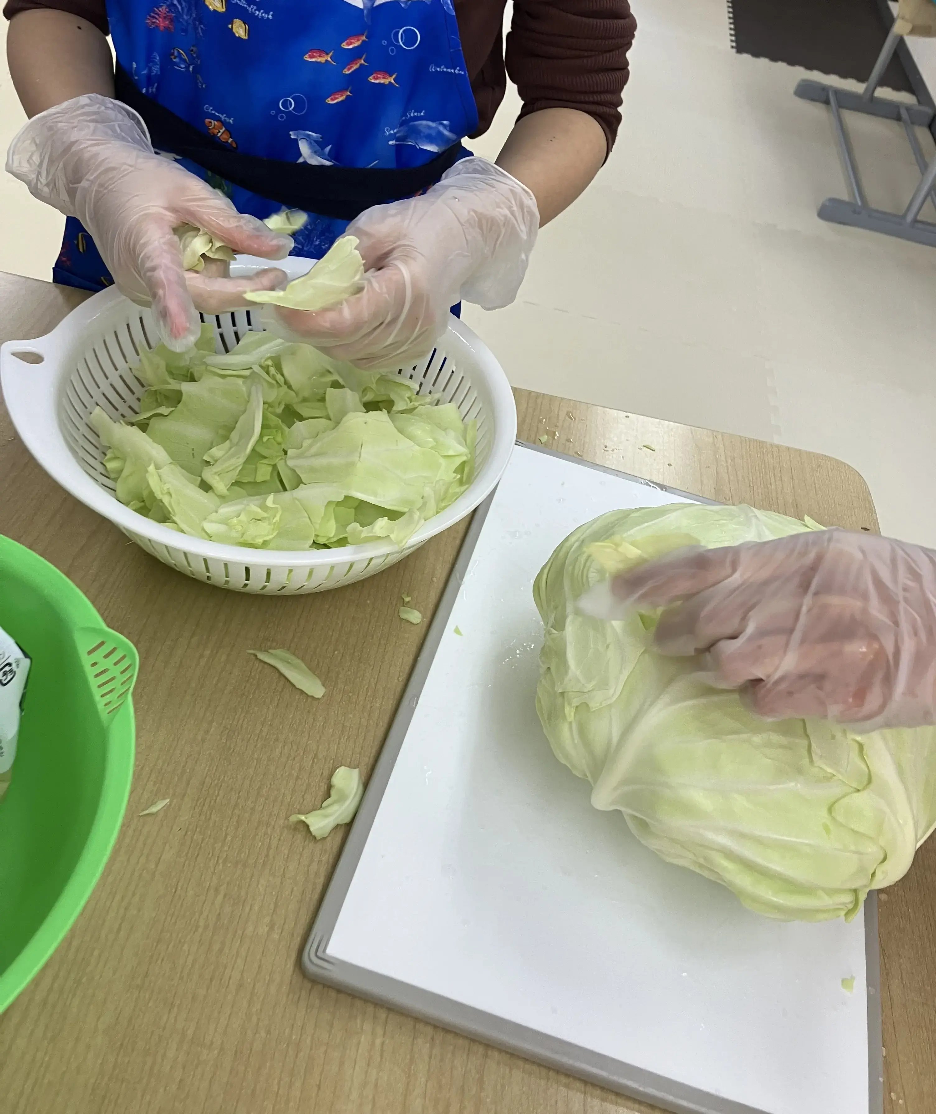 キャベツをみじん切りにしている様子