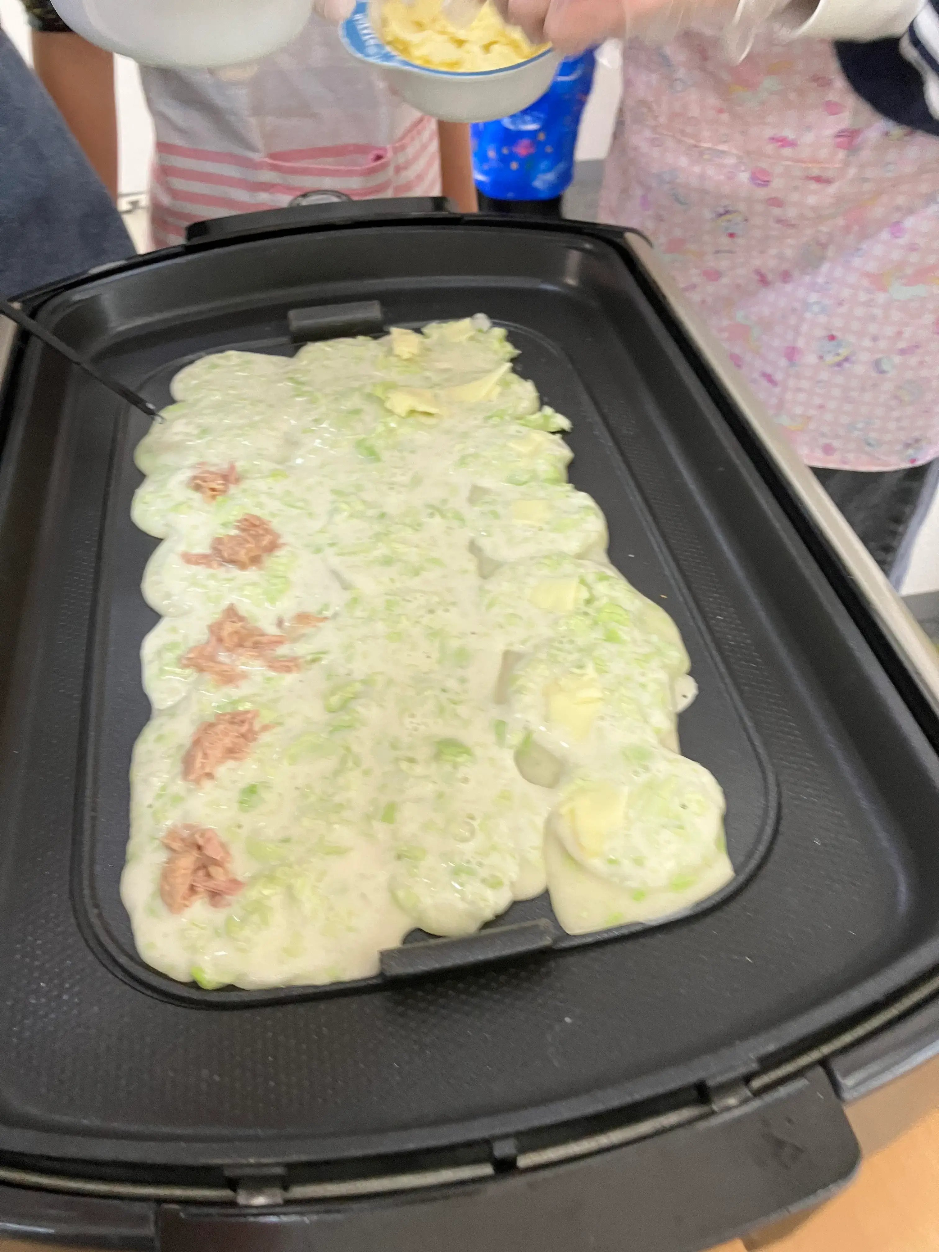 たこ焼きを焼いている様子①