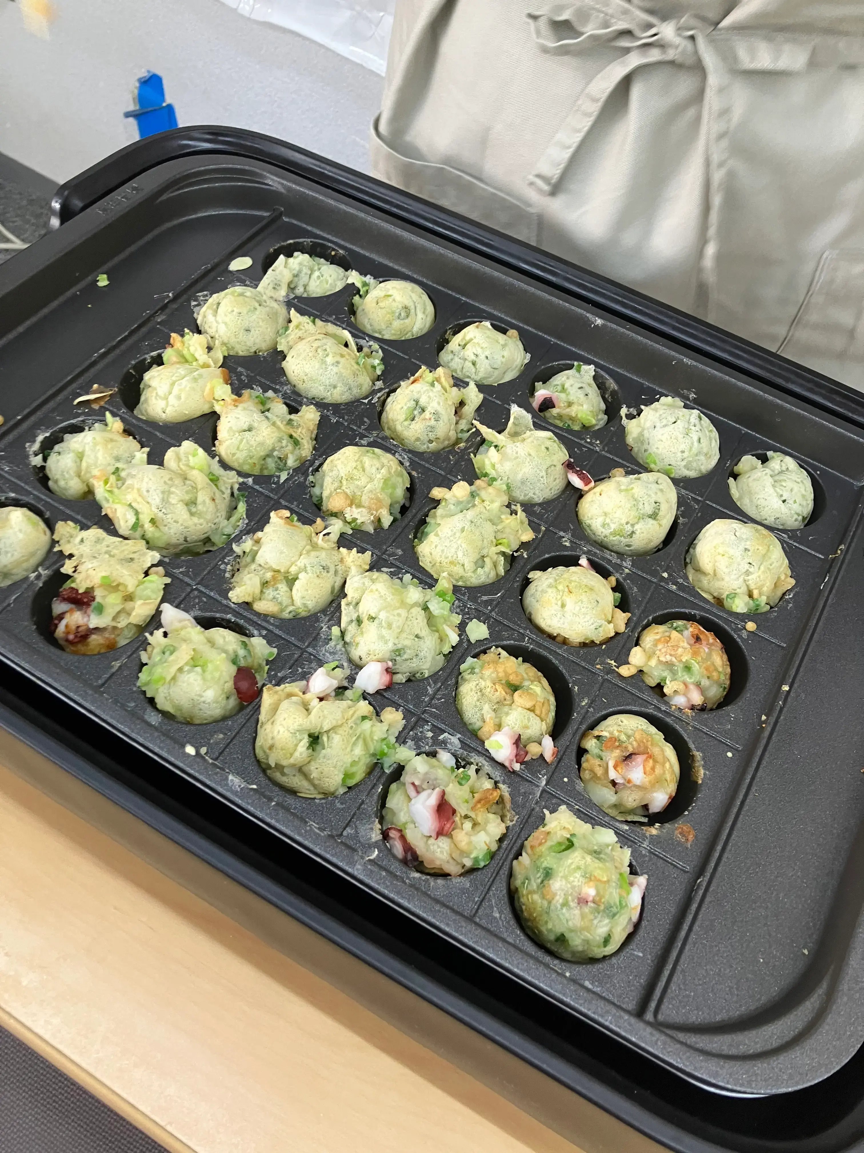 たこ焼きを焼いている様子②