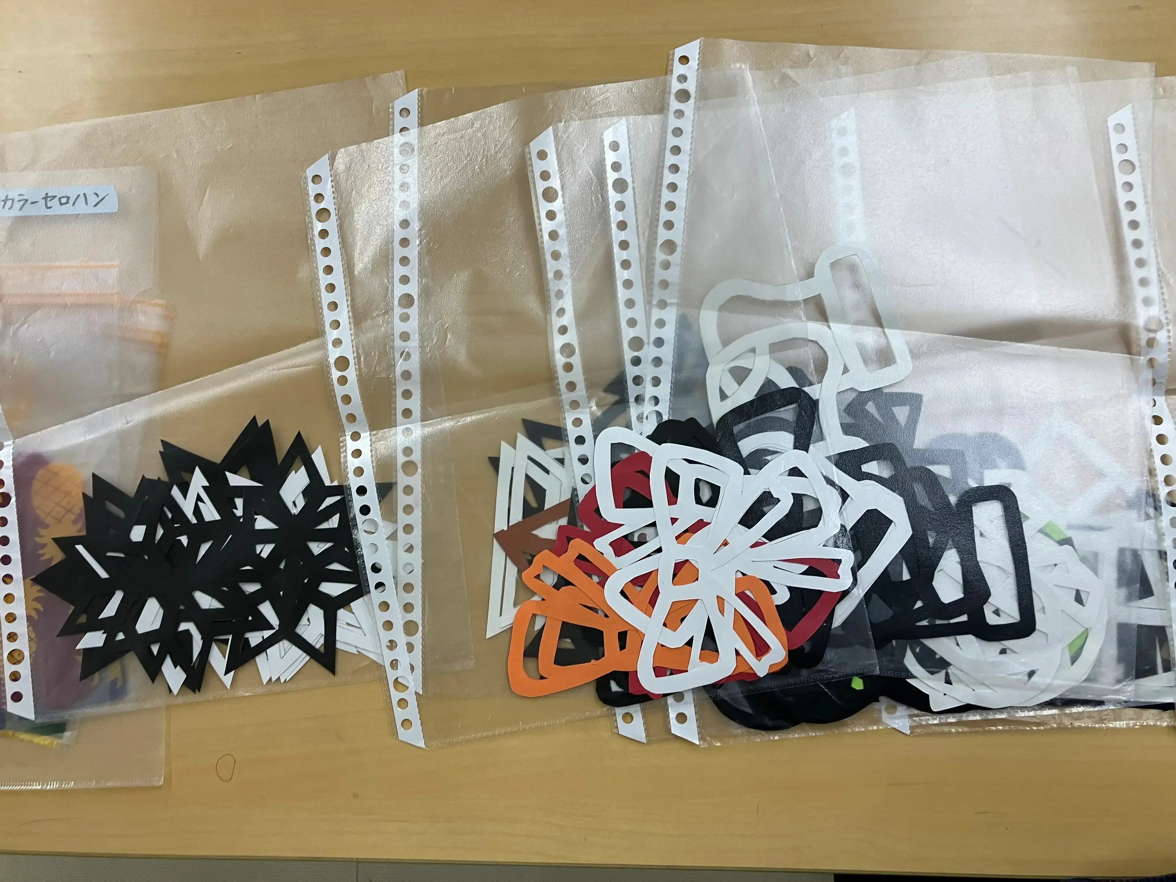 様々な形の用紙(切り絵)