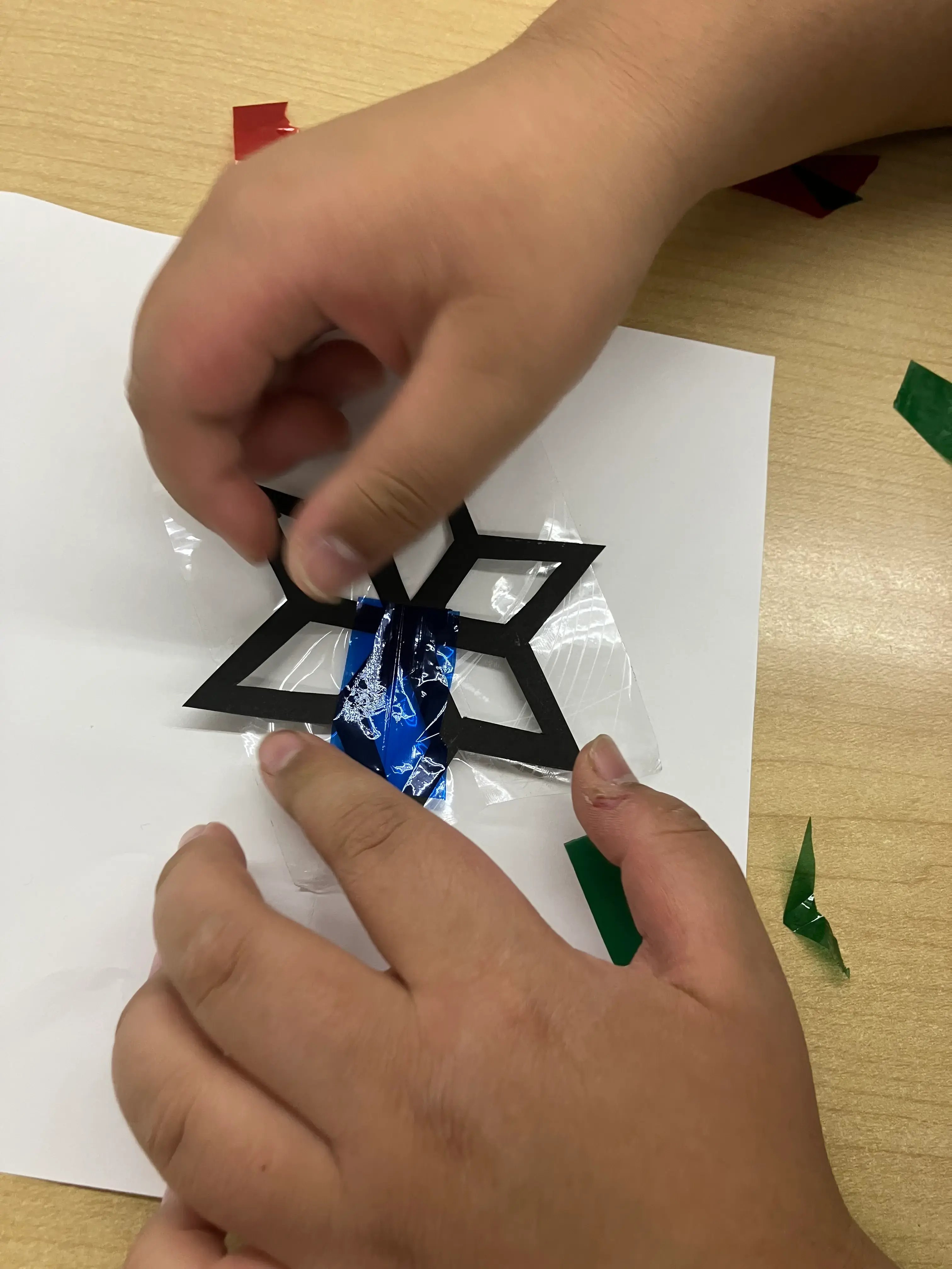 粘着面にカラーセロファンを貼っている様子