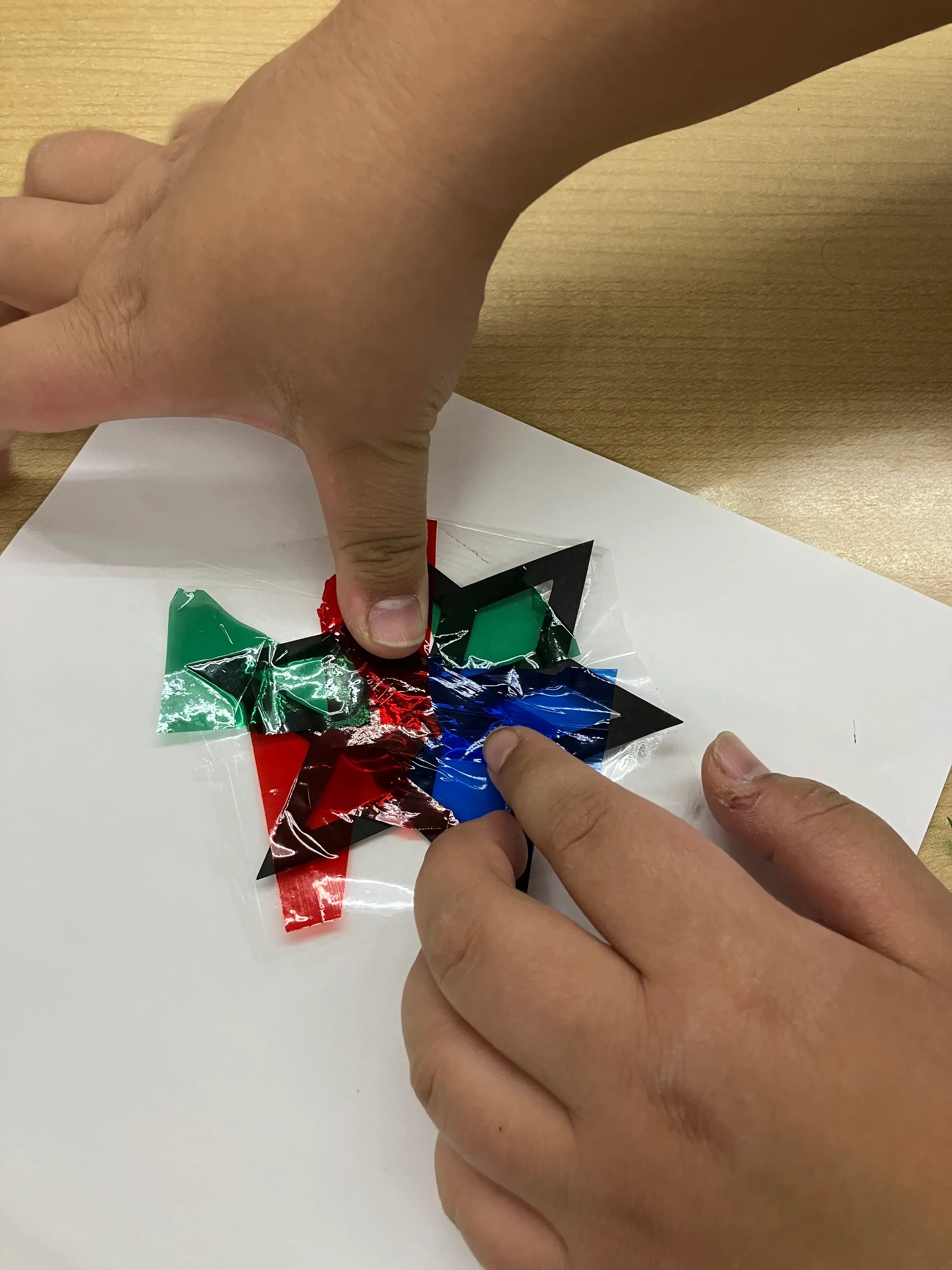 粘着面にカラーセロファンを貼っている様子②