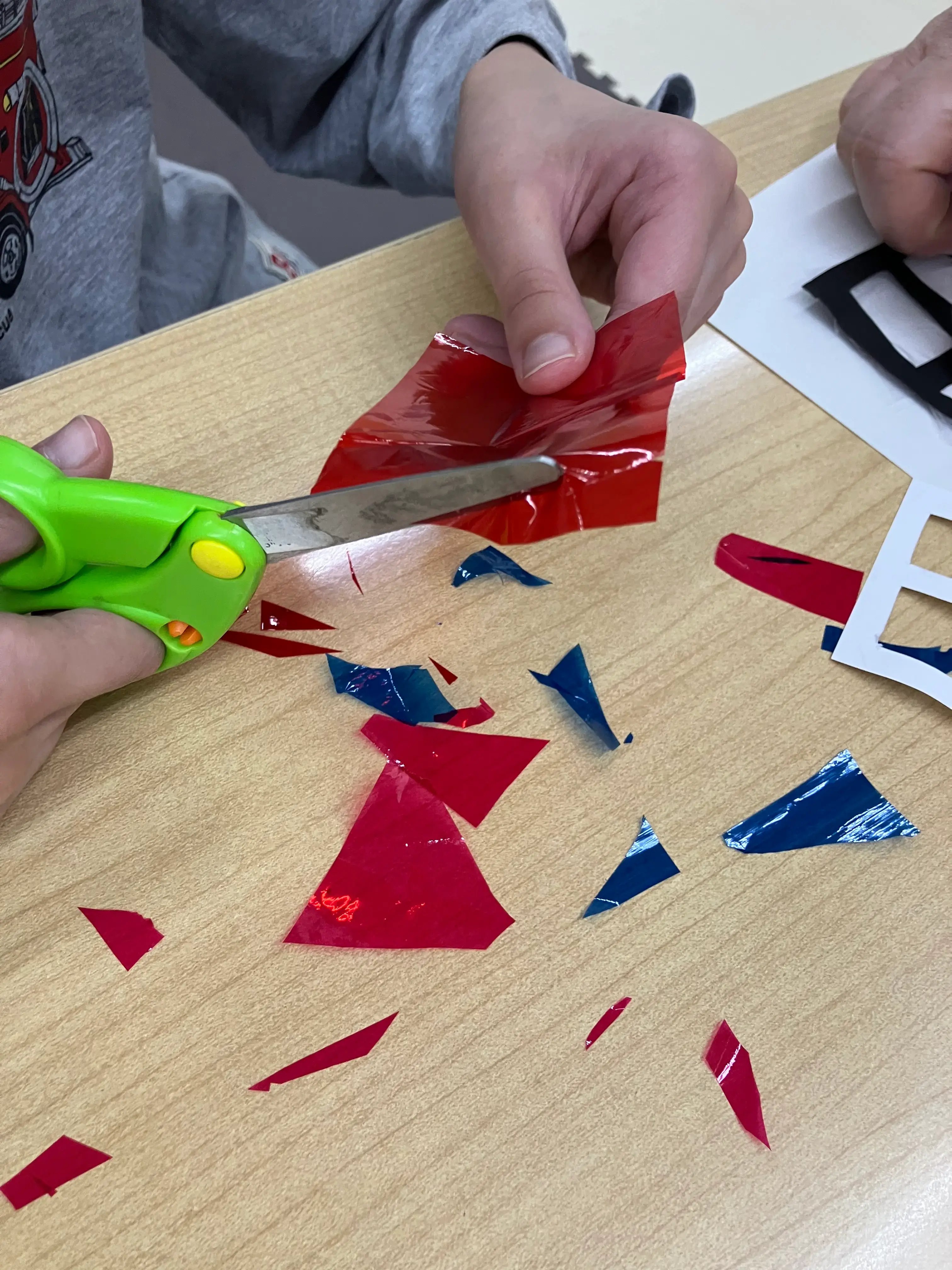 カラーセロファンを好きな大きさに切っている様子