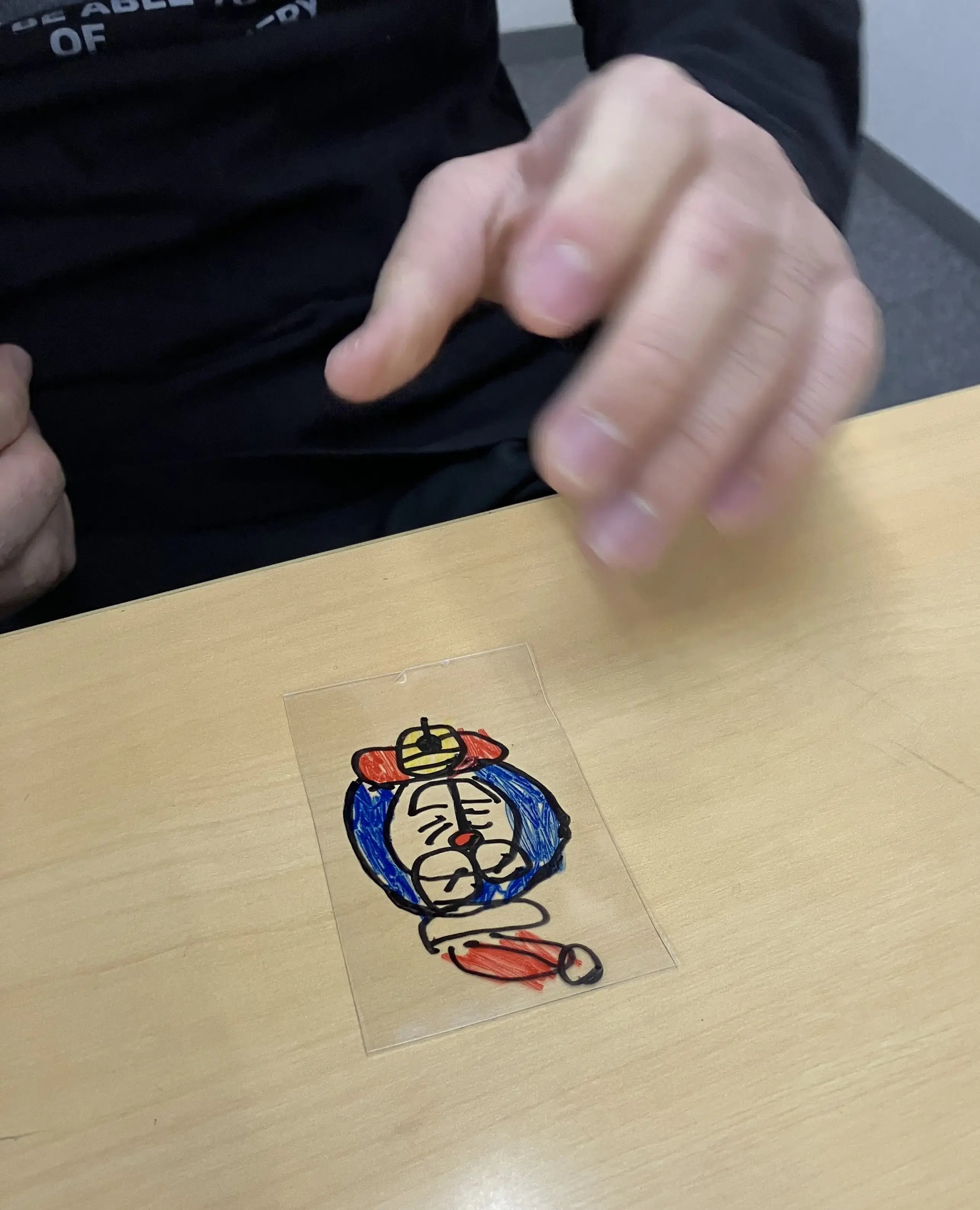 プラバンに絵を描いている様子①