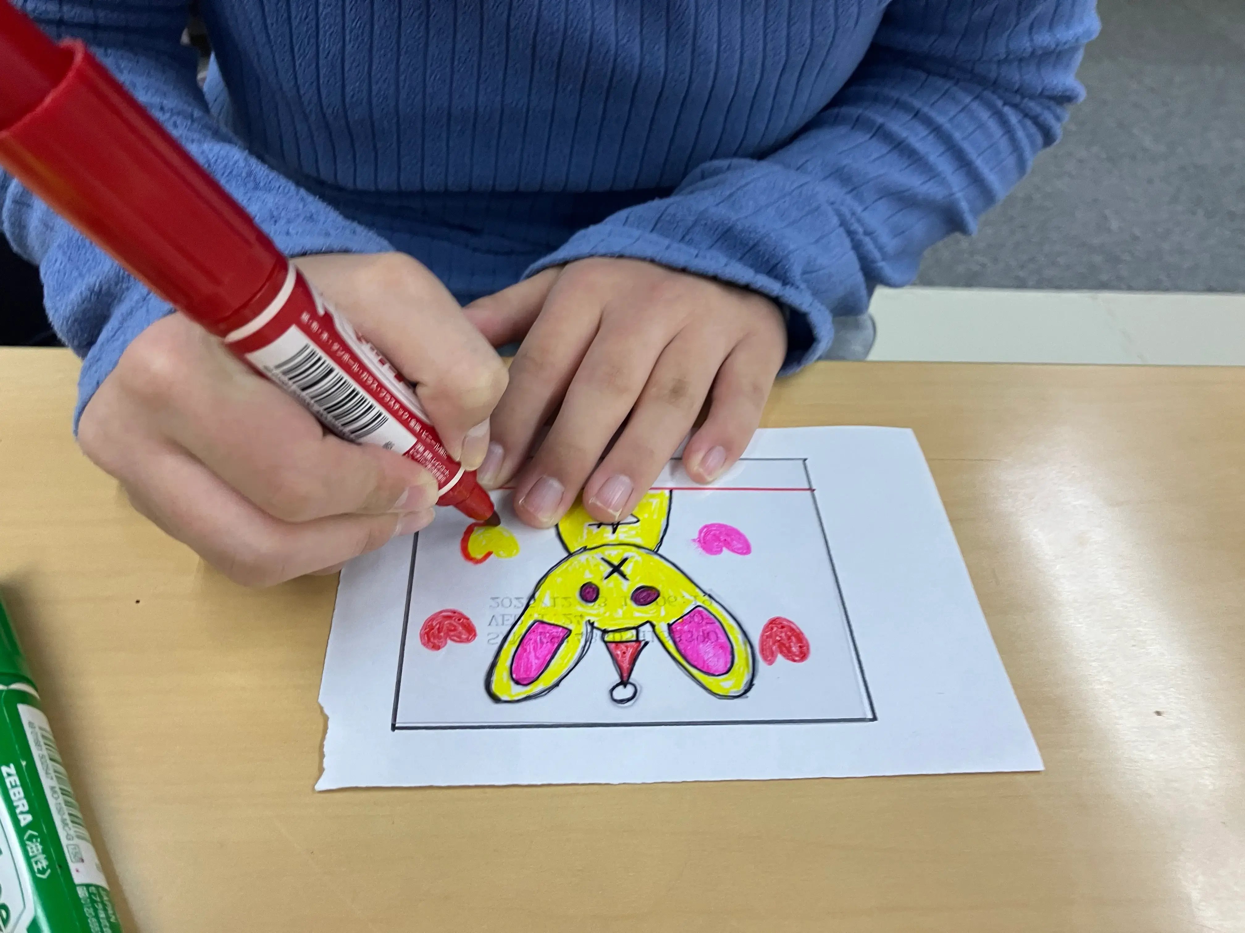 プラバンに絵を描いている様子③