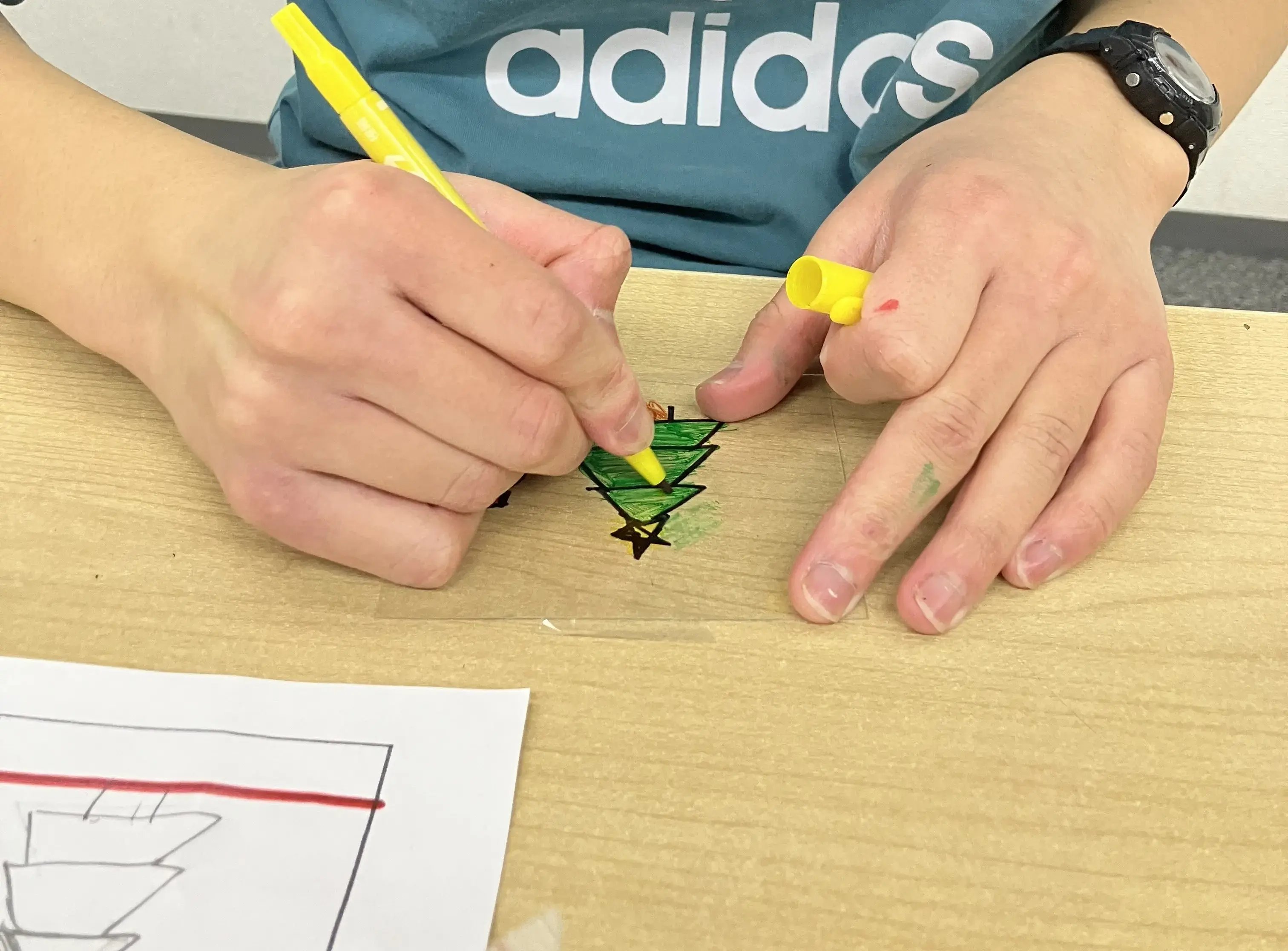 プラバンに絵を描いている様子②