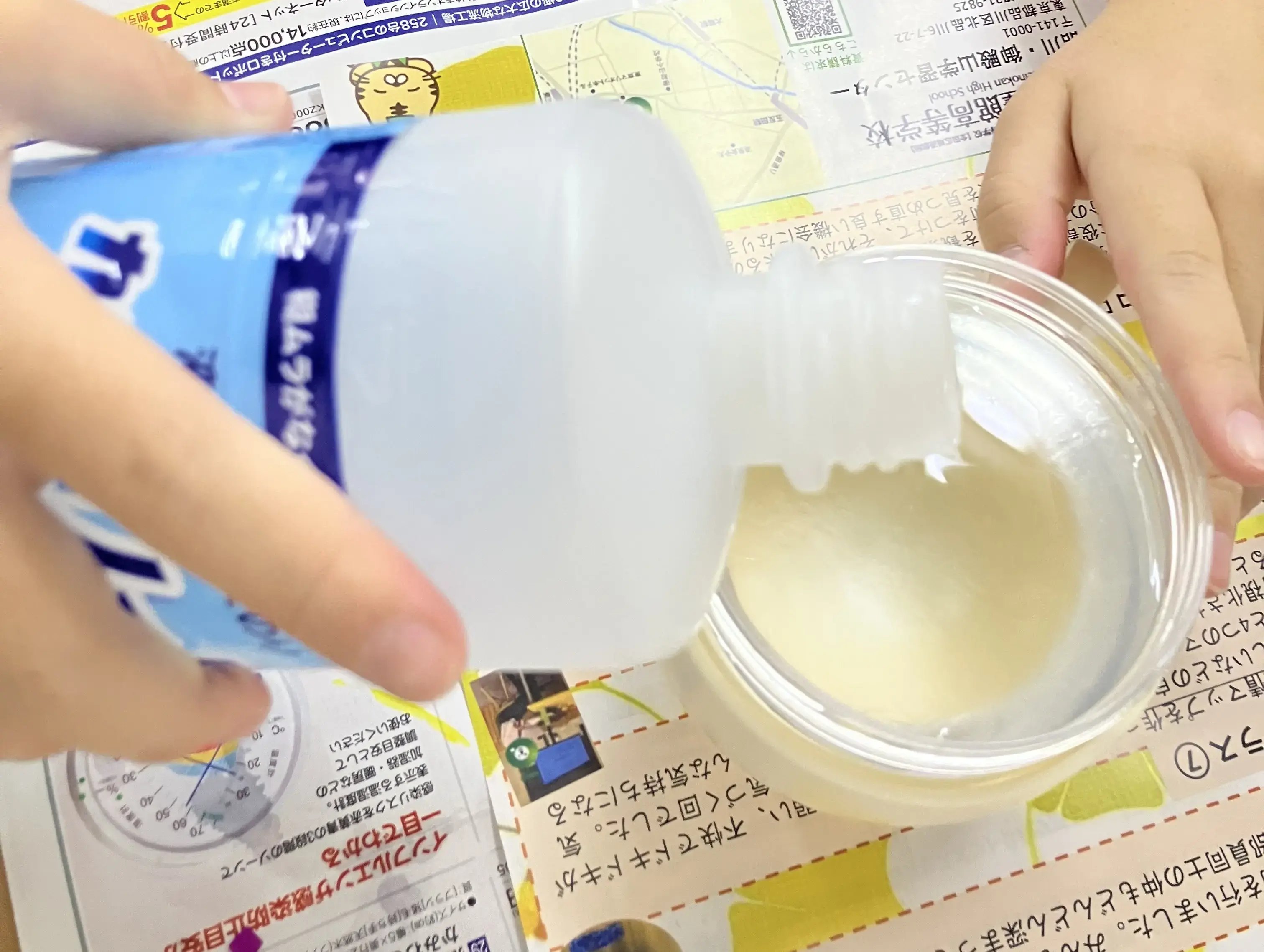 スノードームの中に水と洗濯のりを入れている様子