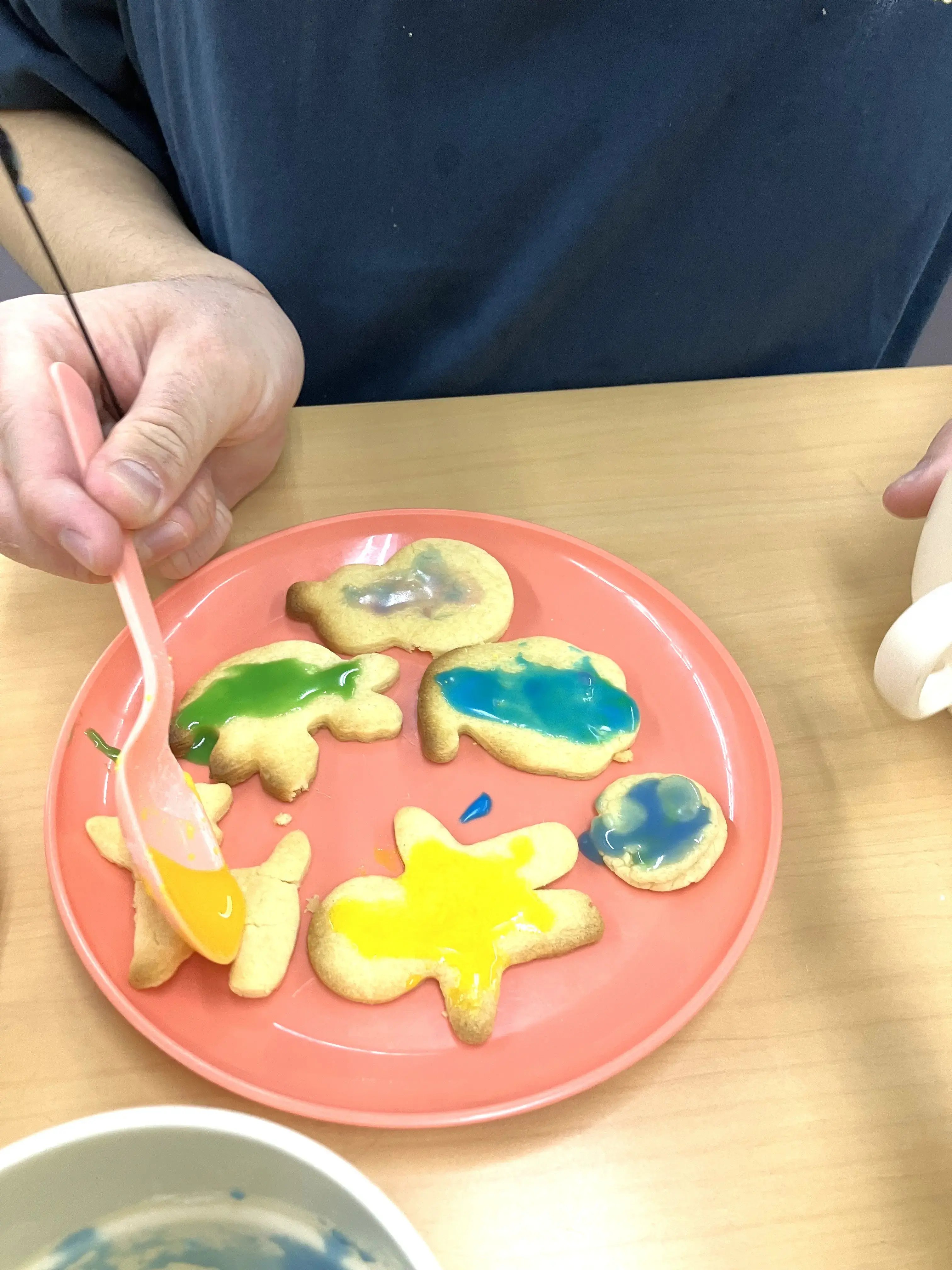 クッキーにアイシングを塗っている様子②