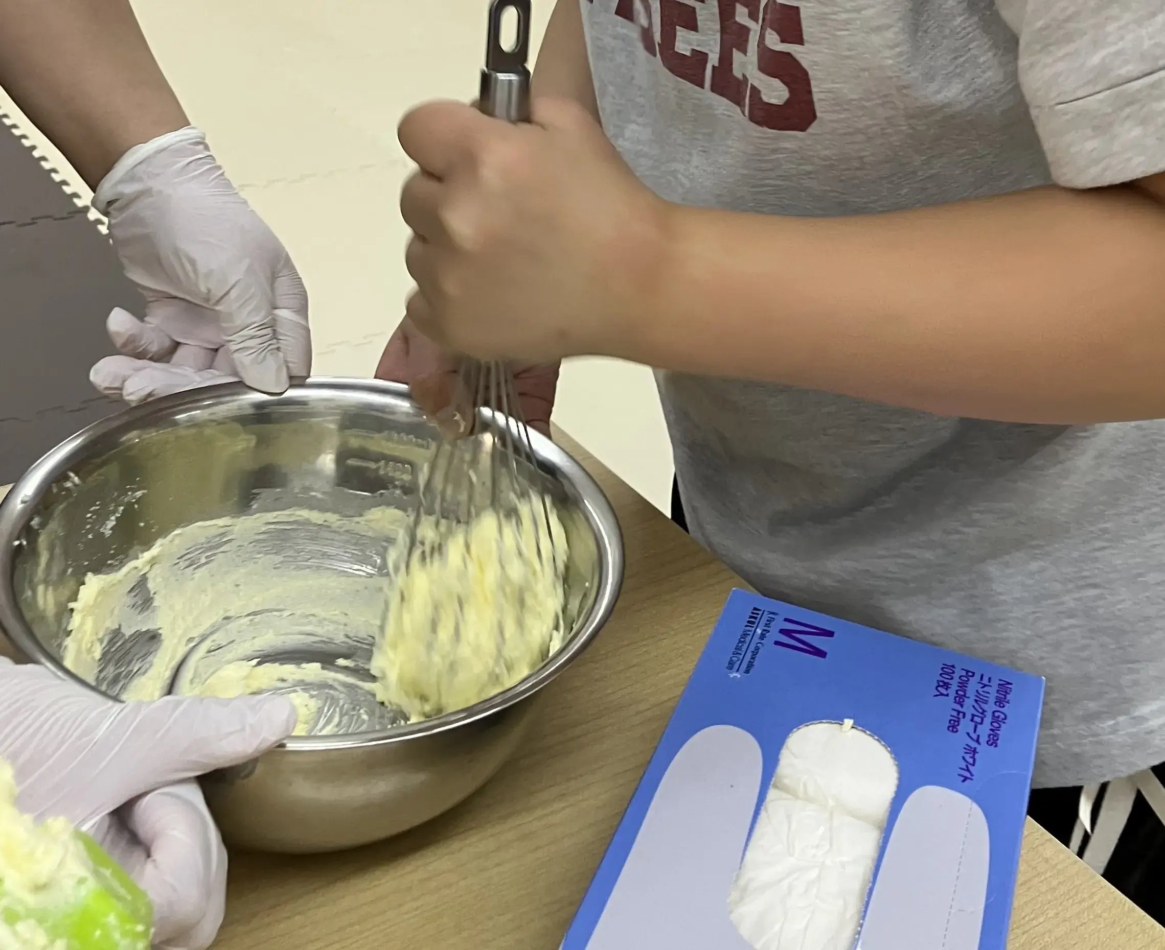 マーガリンと砂糖を混ぜている様子