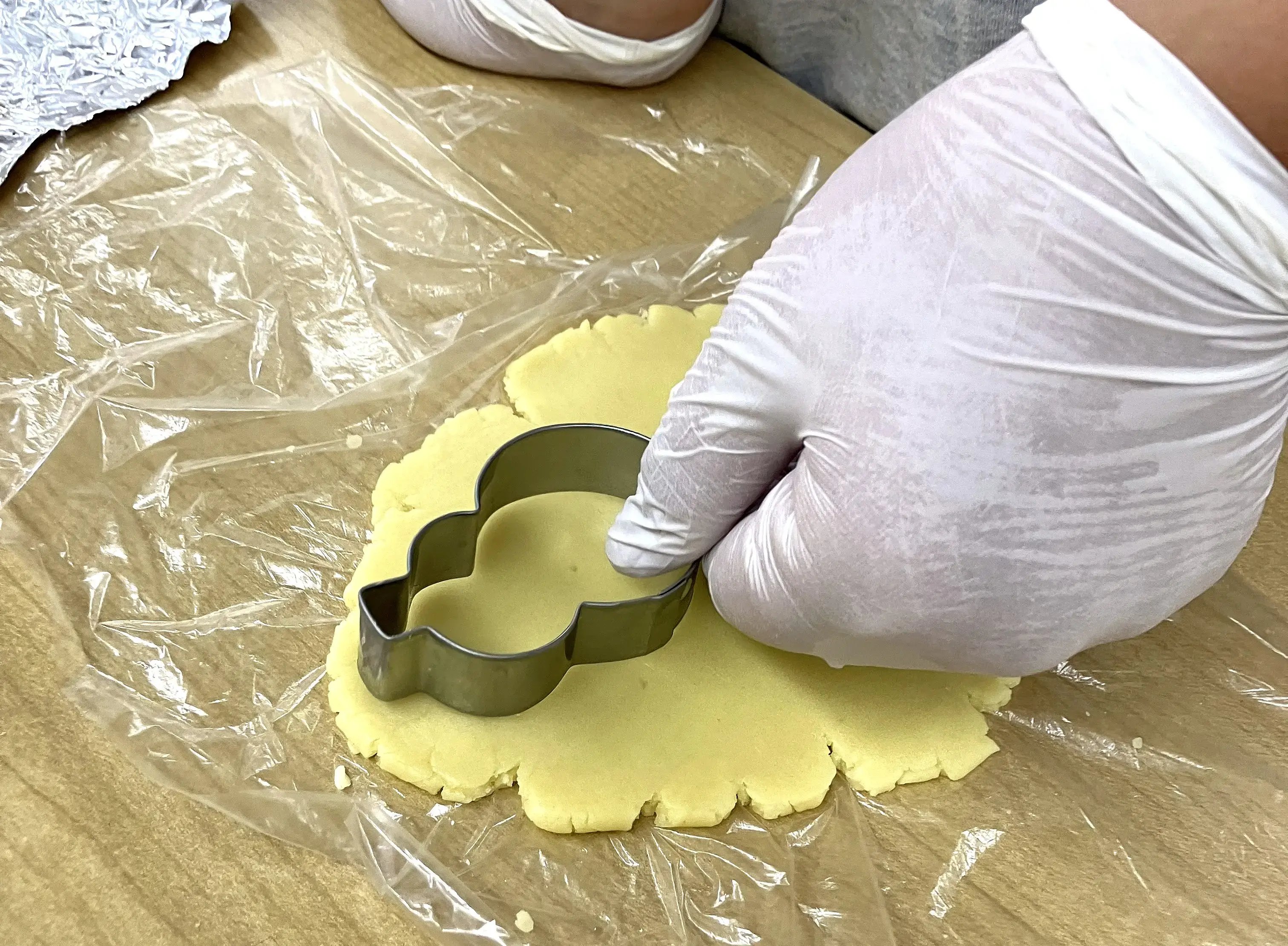 クッキー生地を型抜きしている様子