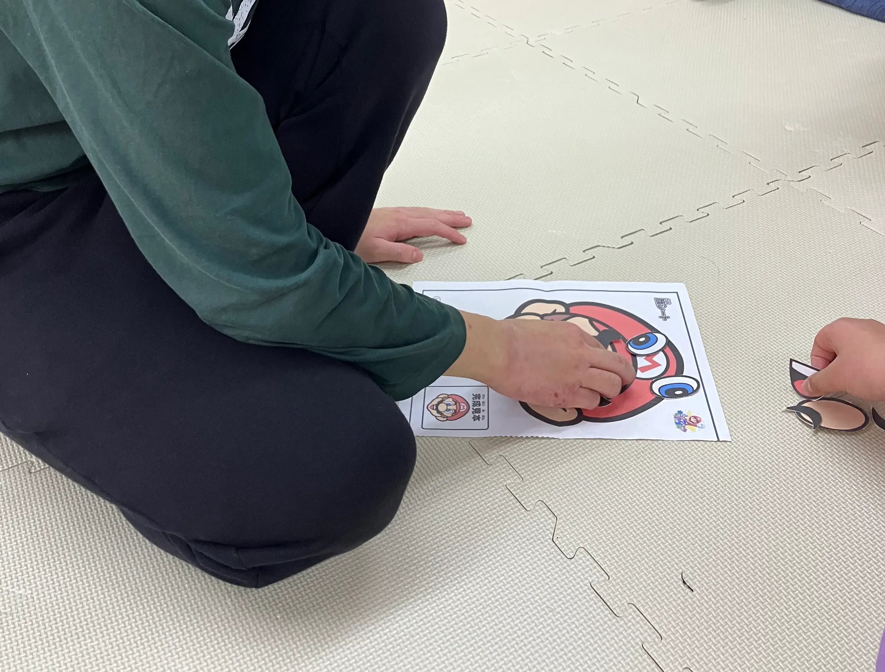 福笑いをしている様子