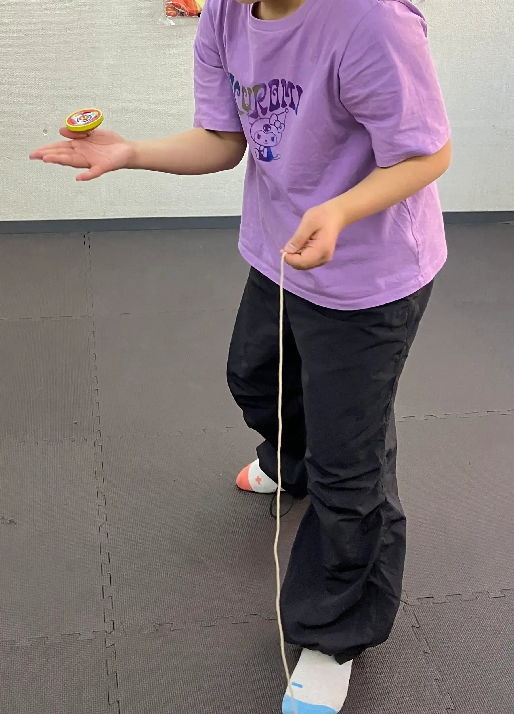 コマを手の上で回している様子