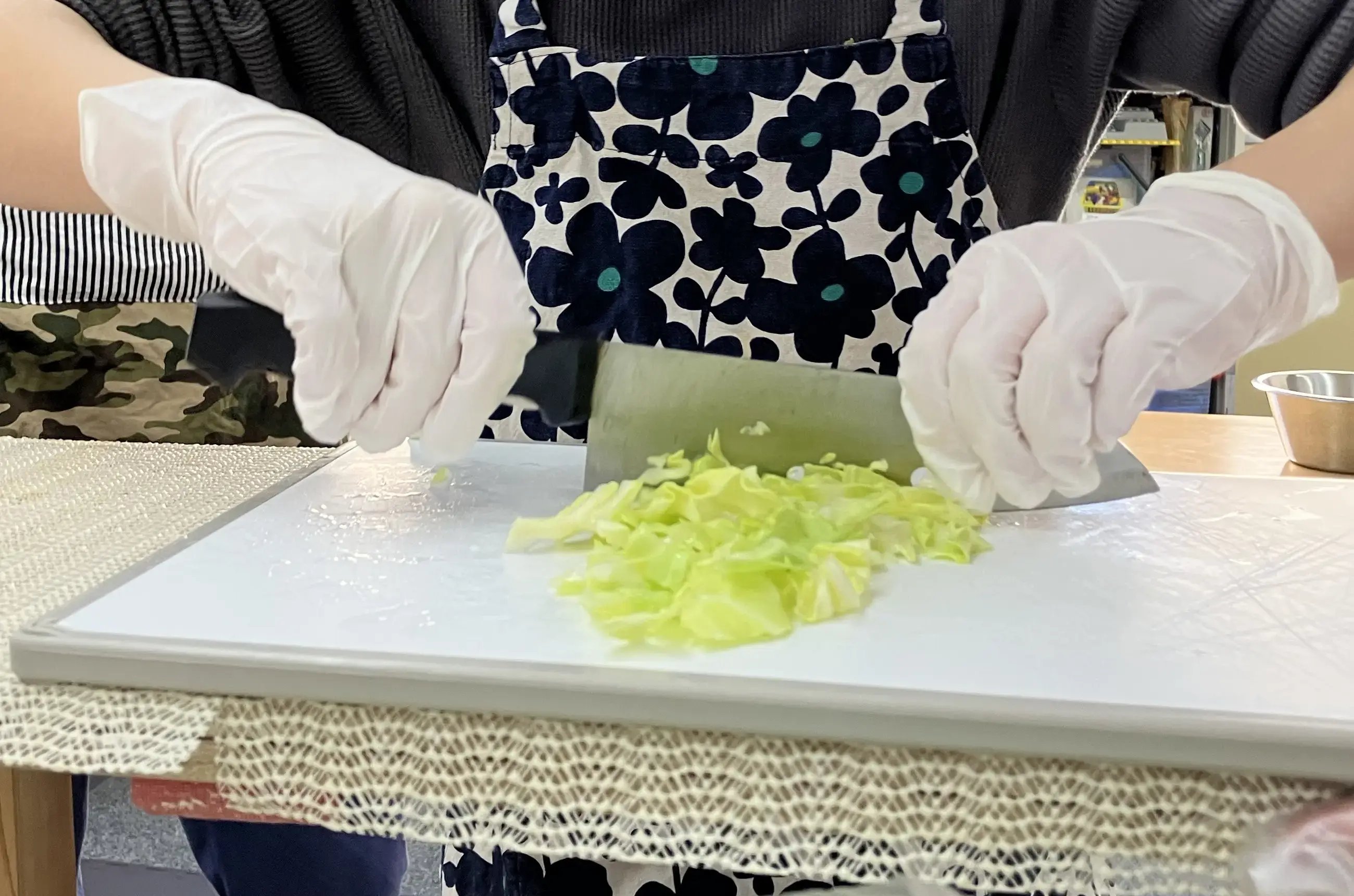 キャベツを包丁でみじん切りにしている様子