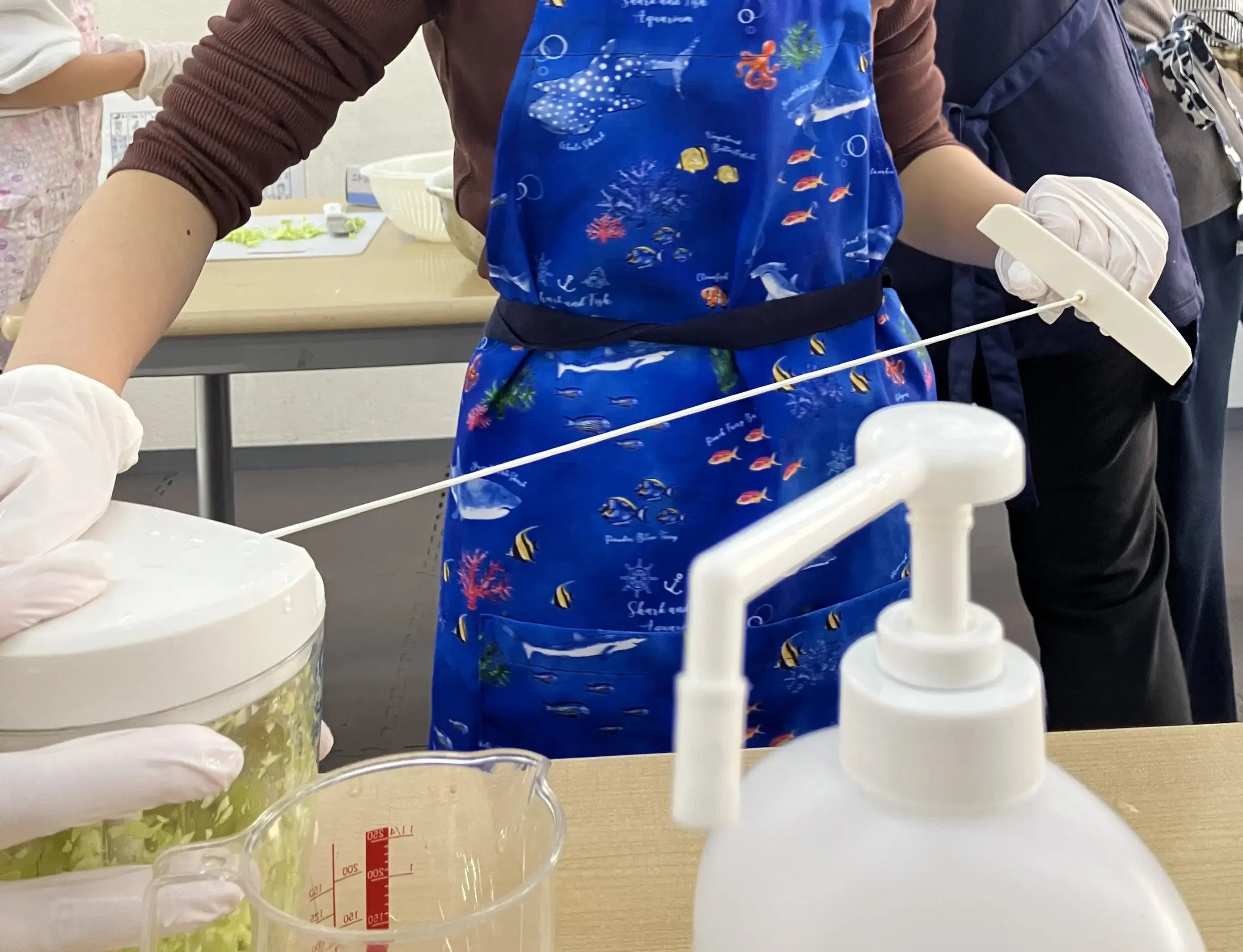 キャベツをチョッパーでみじん切りにしている様子