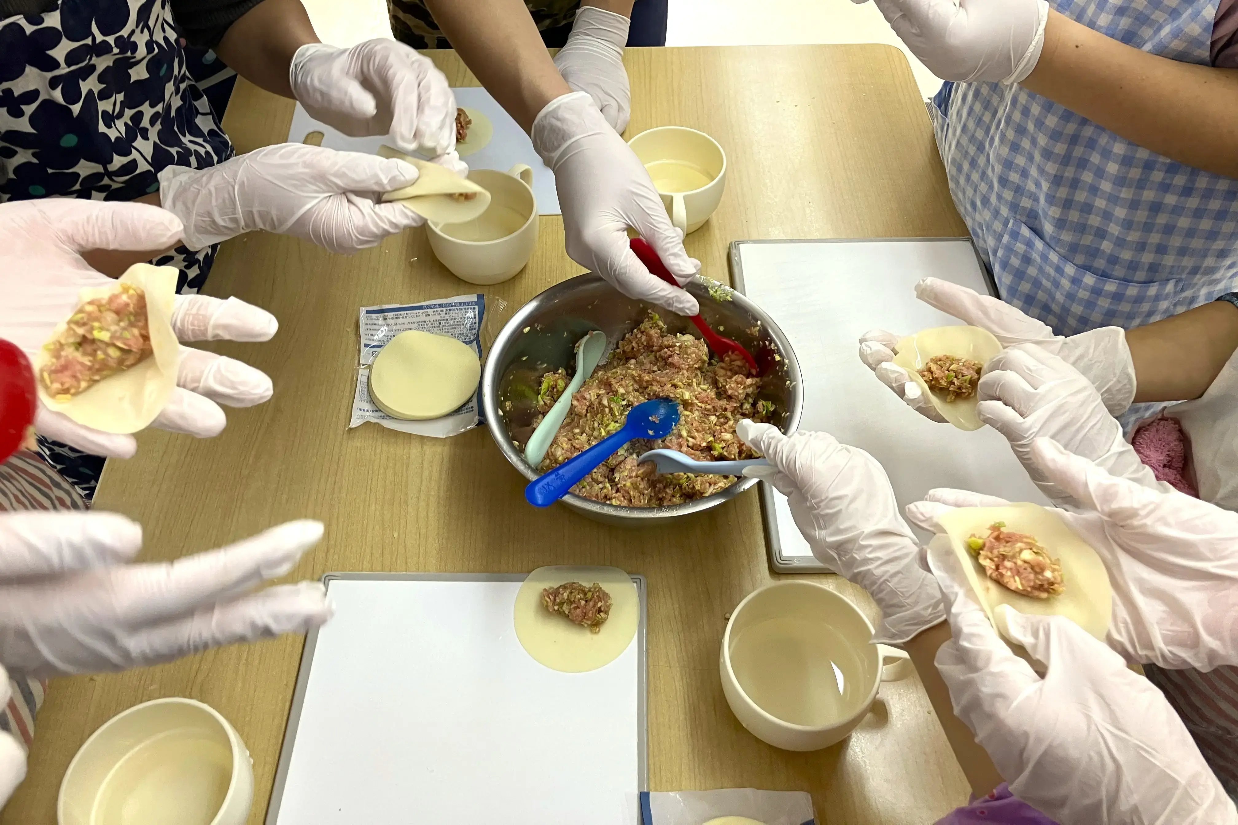 餃子を包んでいる様子②
