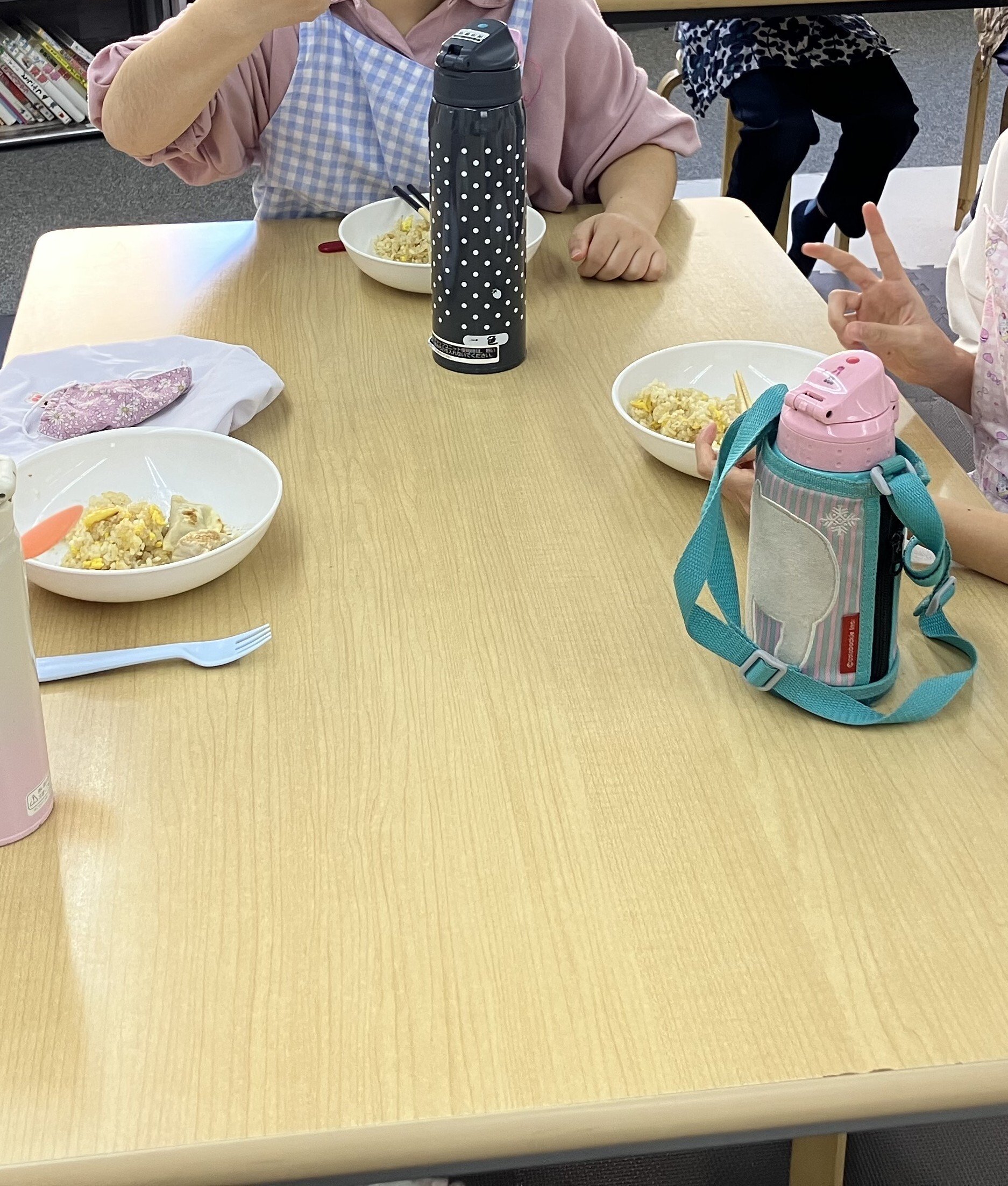 皆で作った昼食を食べている様子